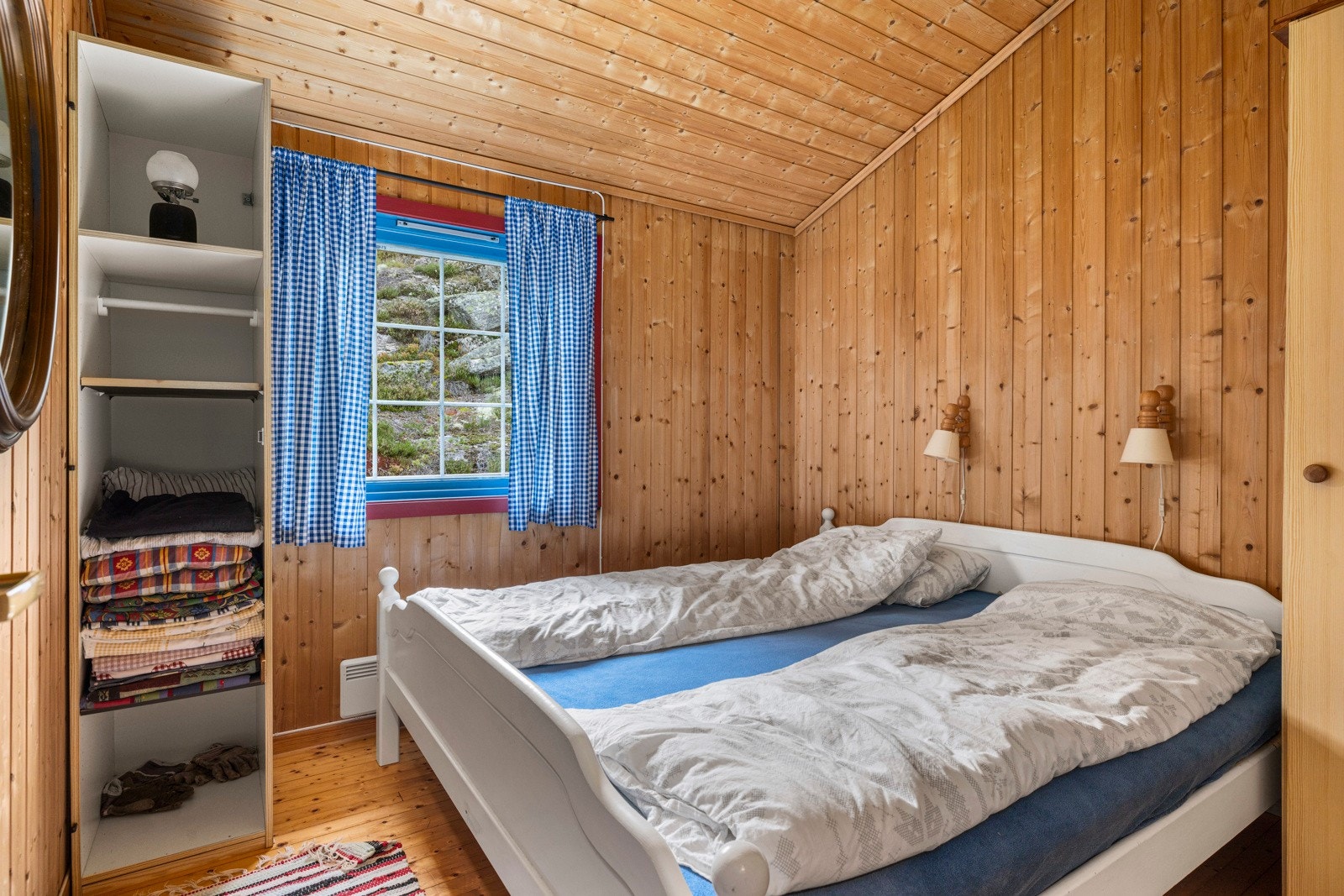 God plass til dobbeltseng i hovedsoverommet. Galleribilde