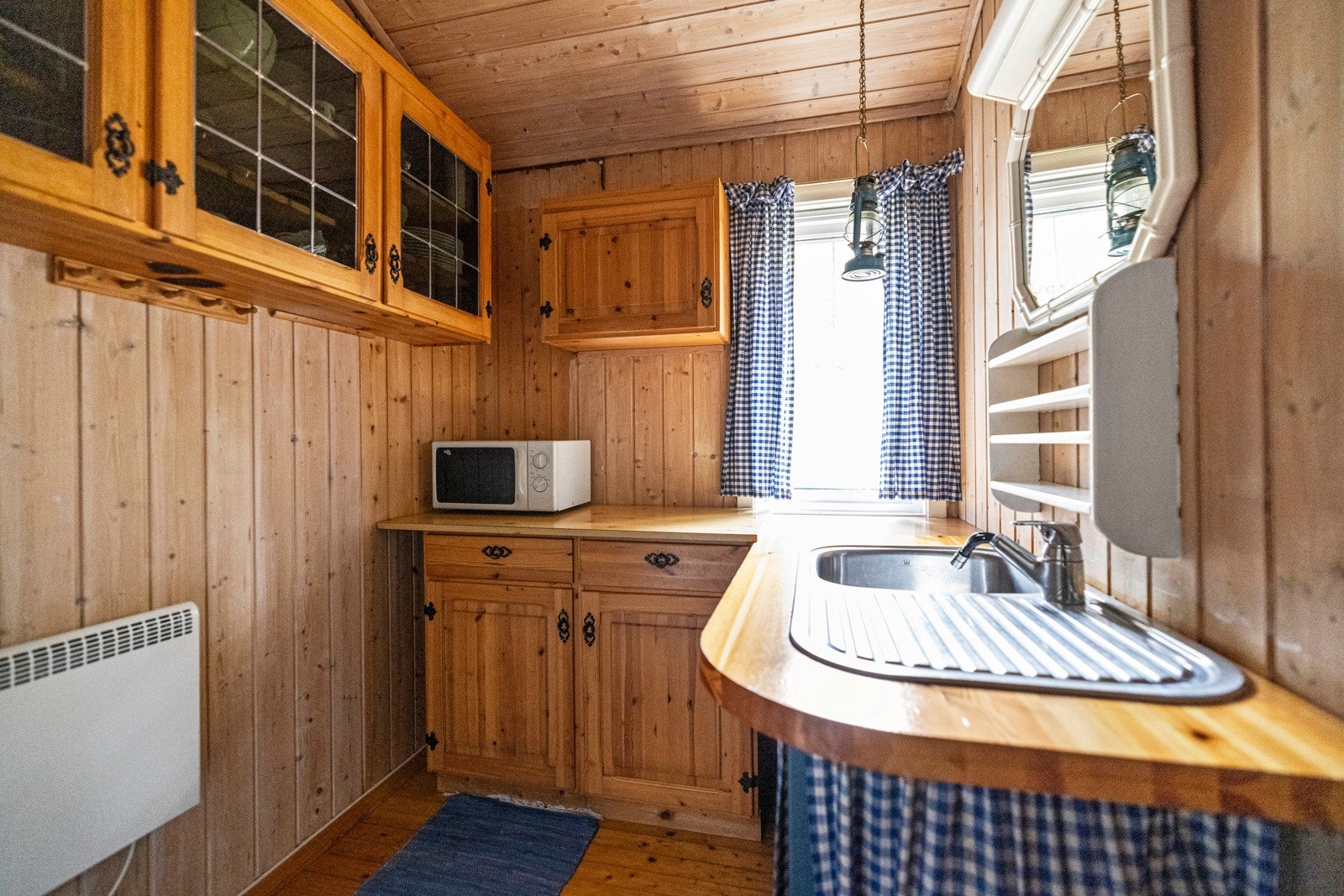 I dag er kjøkkenet plassert i eget rom i tilknytning til stue. Her har man muligheter for å åpne opp om ønskelig. Galleribilde