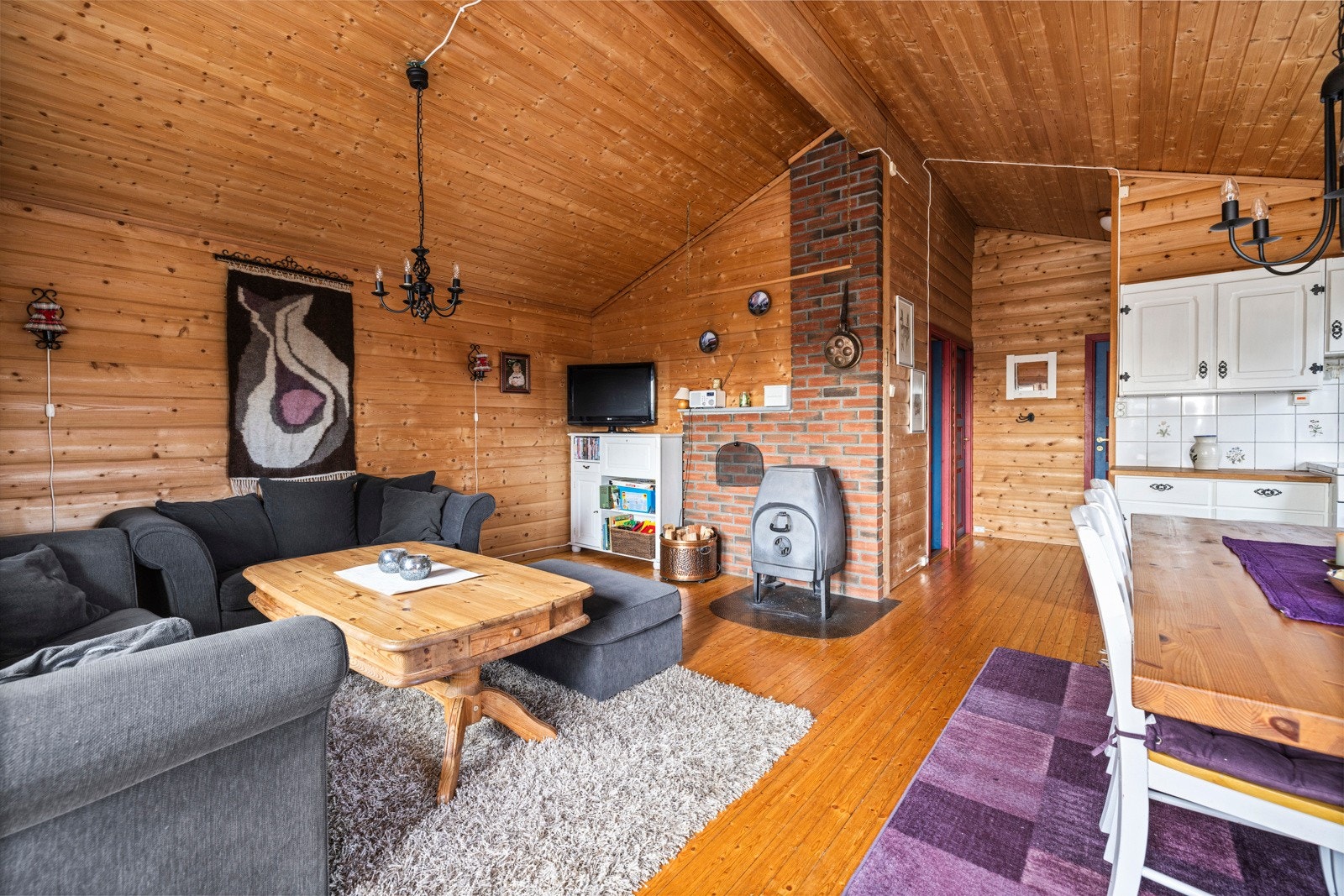 Det er vedovn for god oppvarming i hytta. Galleribilde