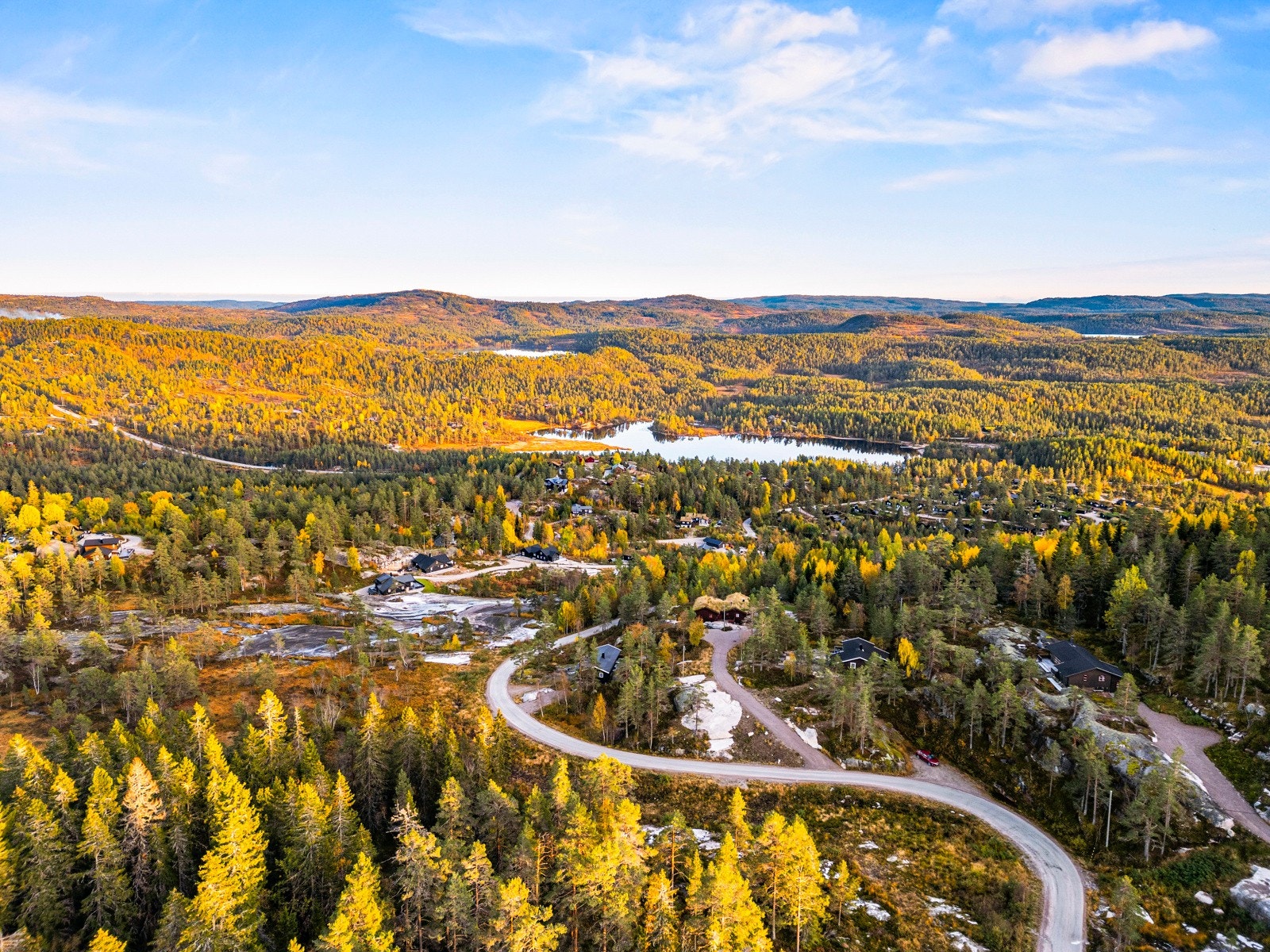 Kort vei ned til Treungen hvor man har dagligvare og sportsbutikk. Galleribilde
