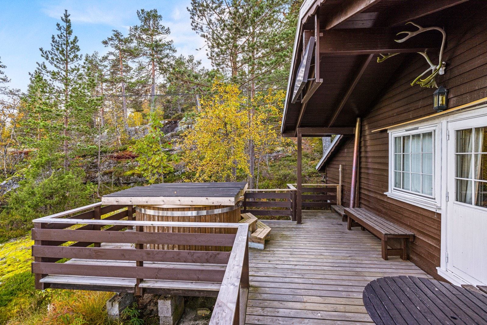Romslig og solrik terrasse hvor man kan nyte gode stunder med venner og familie. Galleribilde