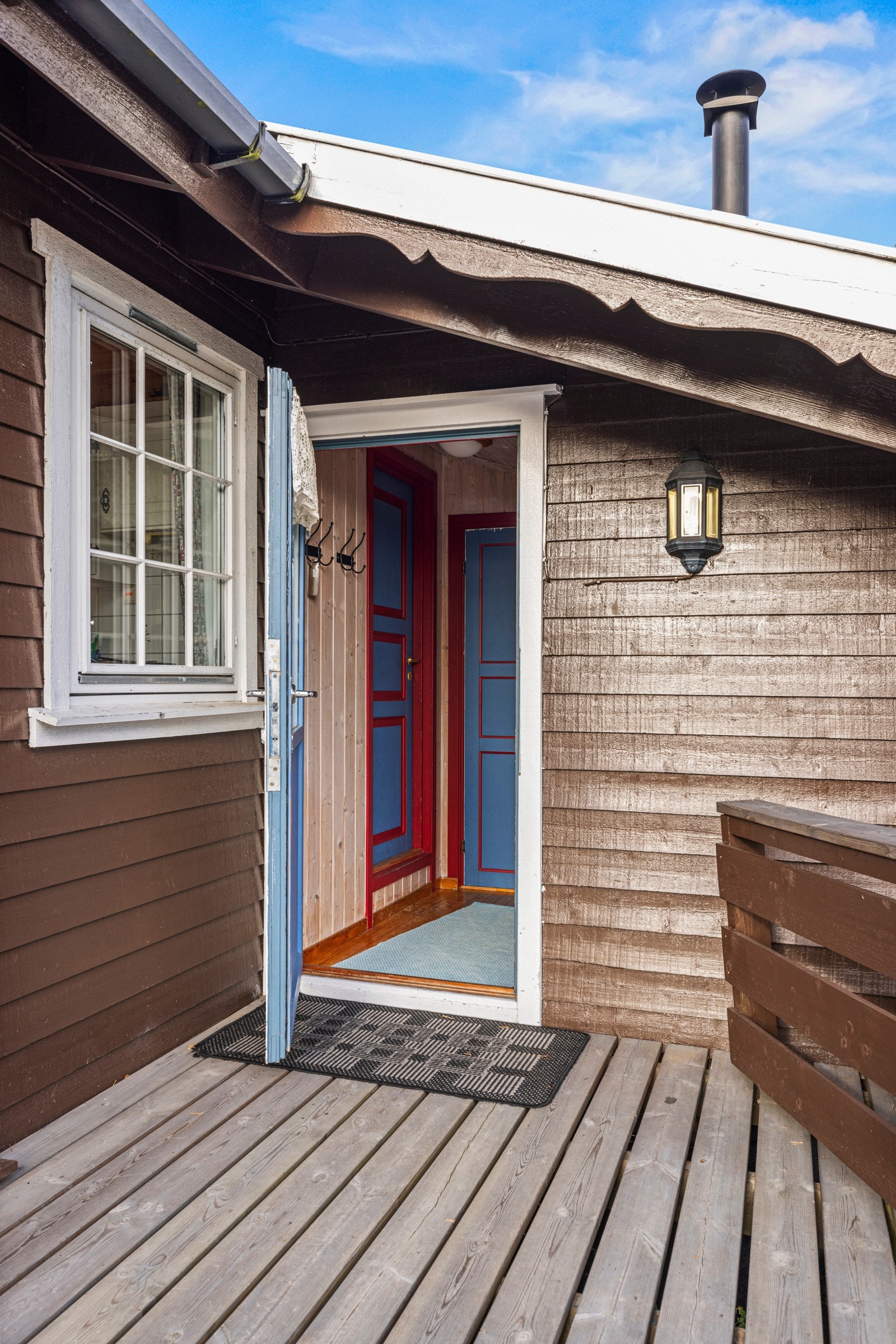 Velkommen inn! Takoverbygg over inngangsdøren. Galleribilde