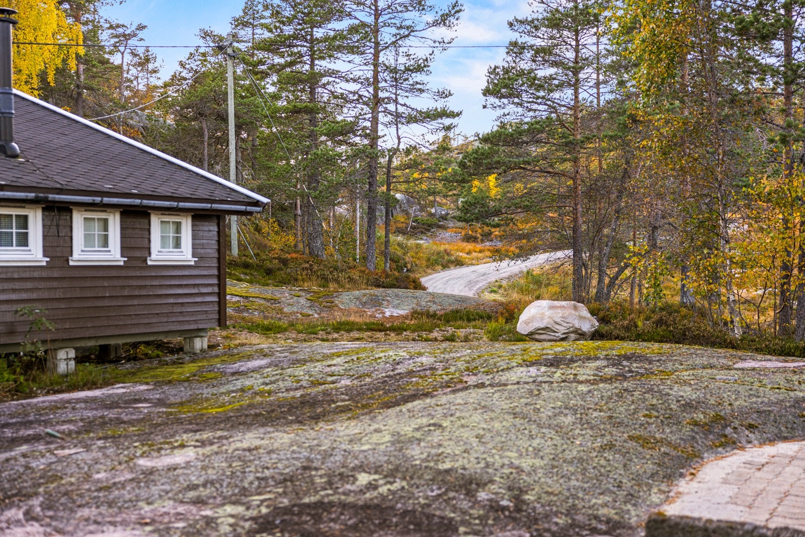 Fra hytta er det kort vei ned til parkering. Galleribilde