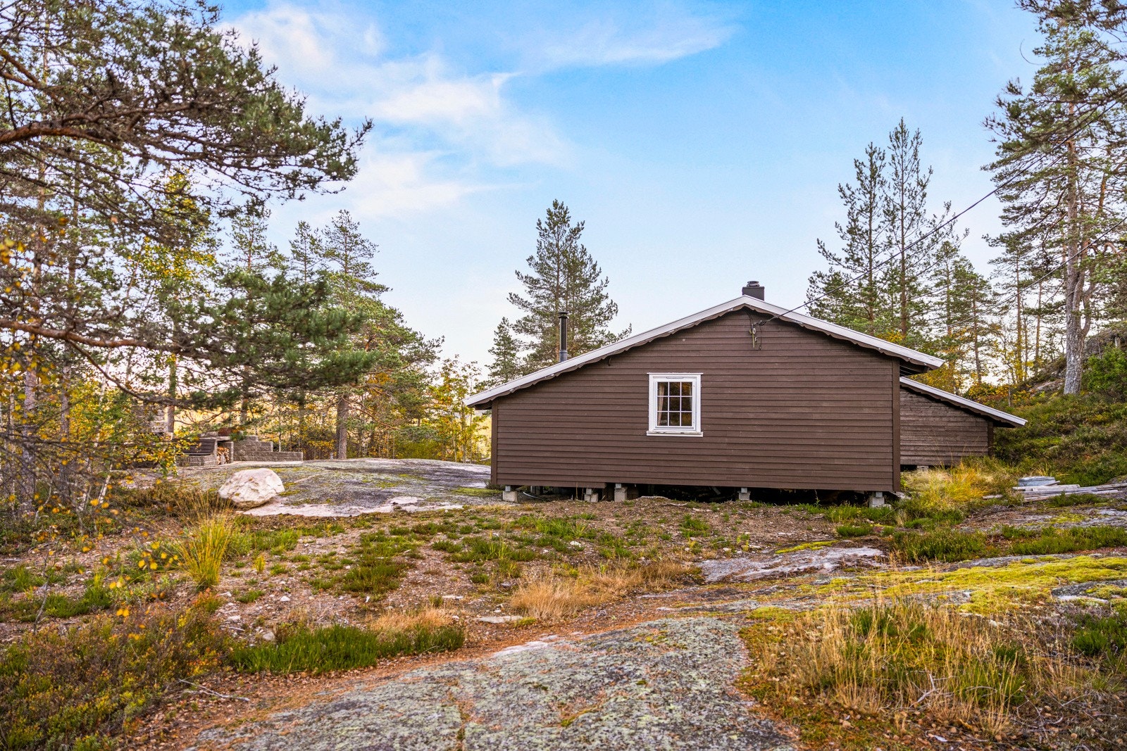 Bilvei nesten helt frem til hytta. Gangavstand på 50 meter fra parkering. Galleribilde