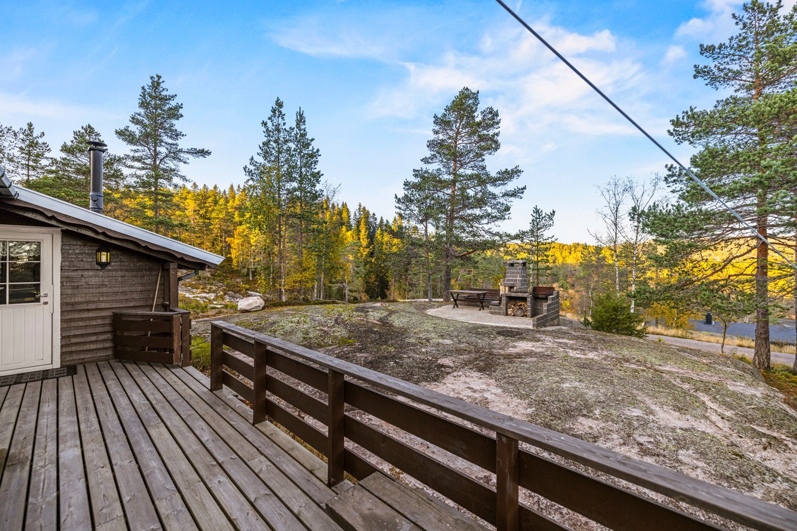 Fra terrassen kan man gå ned på fjellområde. Galleribilde