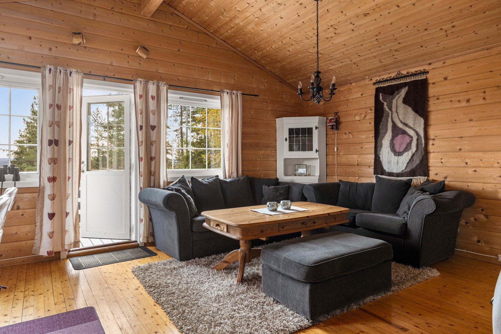 I stua er det god plass til sofagruppe. Galleribilde