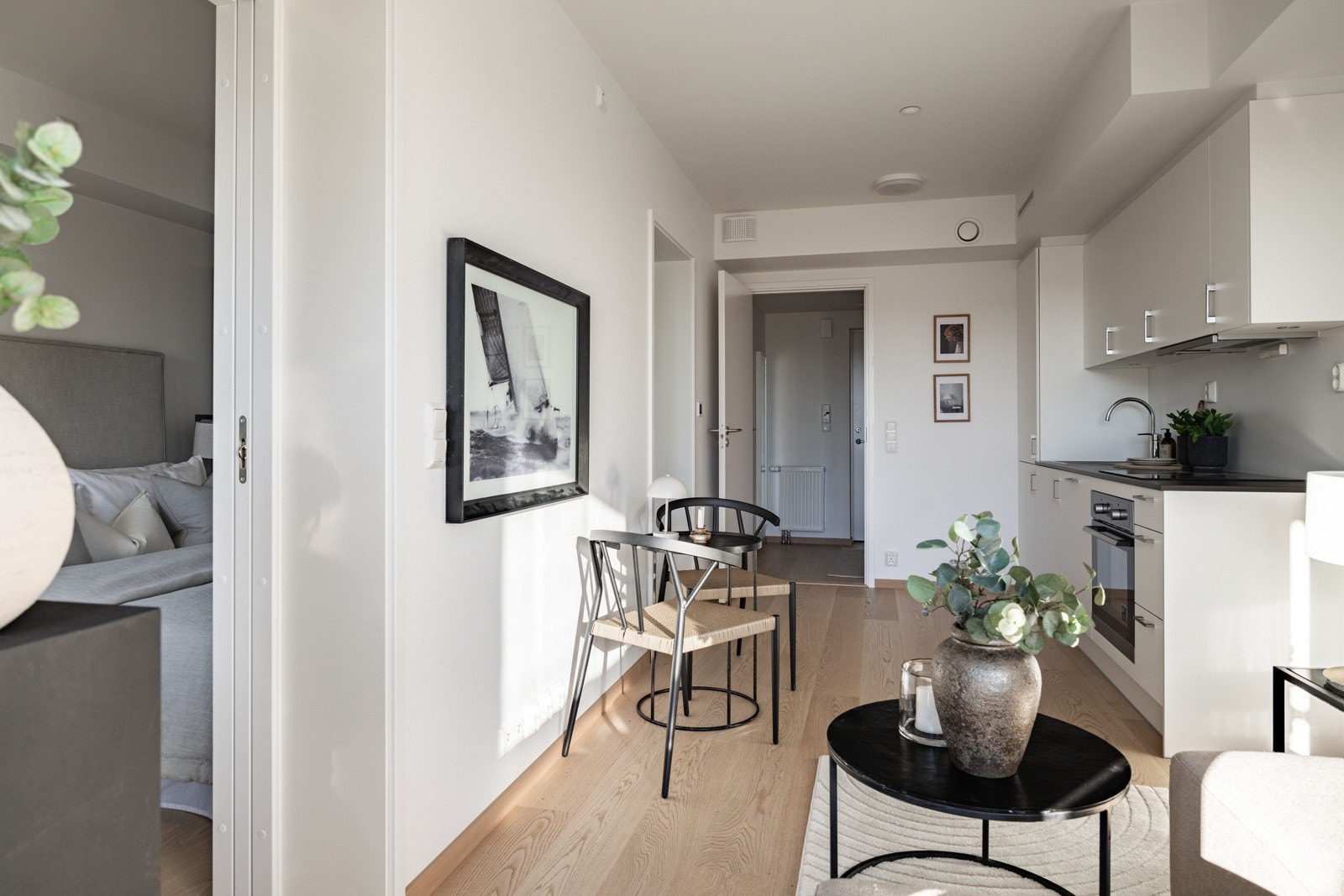 Stuen føles luftig og hyggelig takket være de gode lys og solforholdene Galleribilde