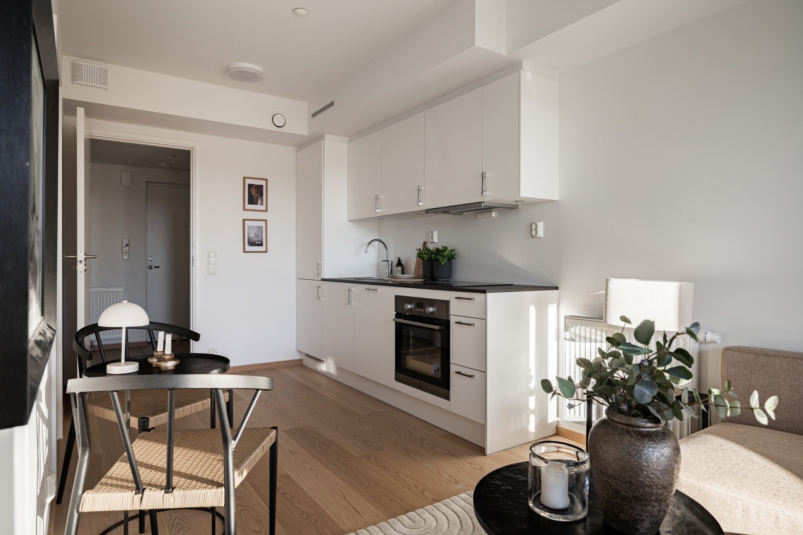 Stuen føles luftig og hyggelig takket være de gode lys og solforholdene Galleribilde