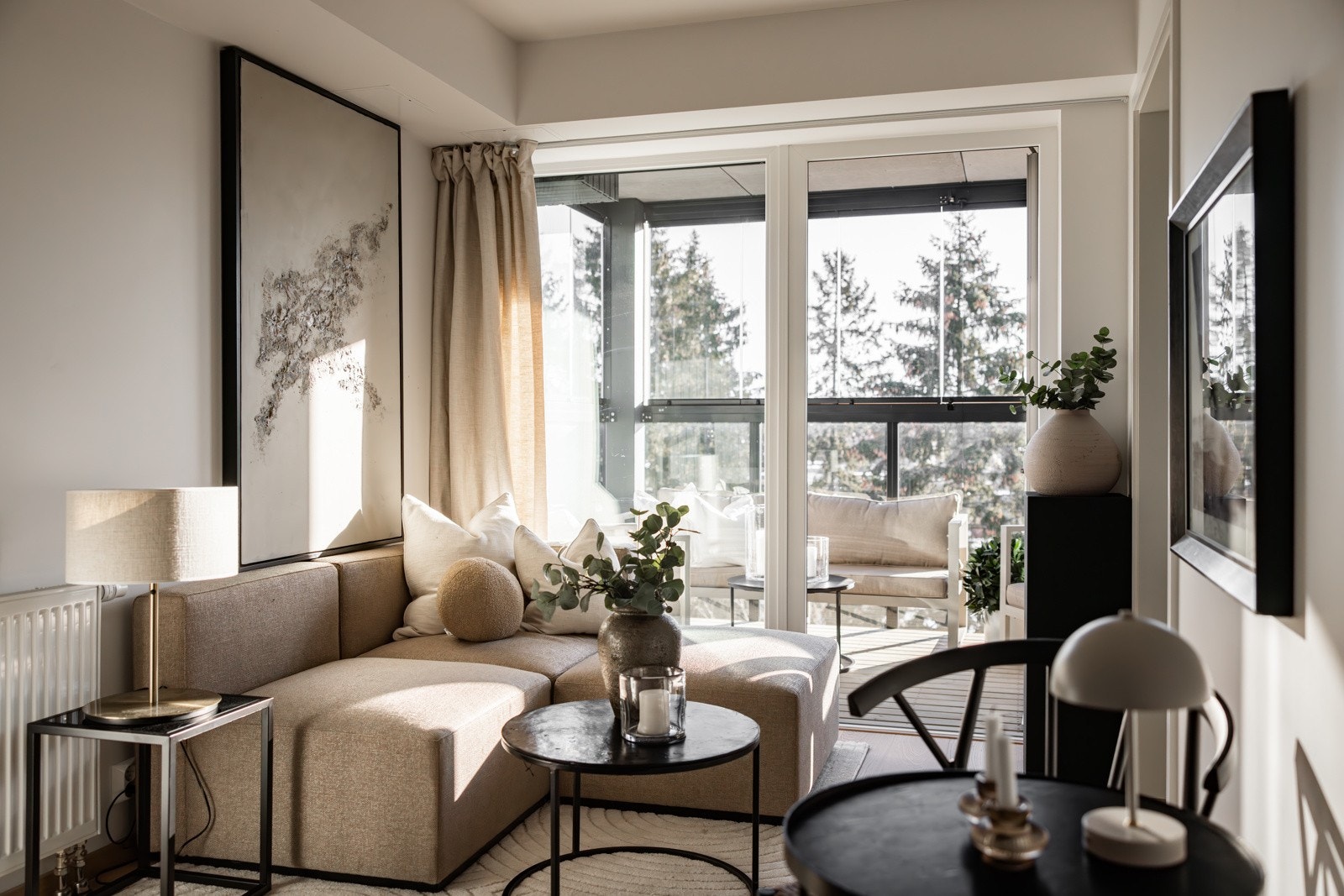 Utrolig hyggelig stue med den enorme balkongen utenfor Galleribilde