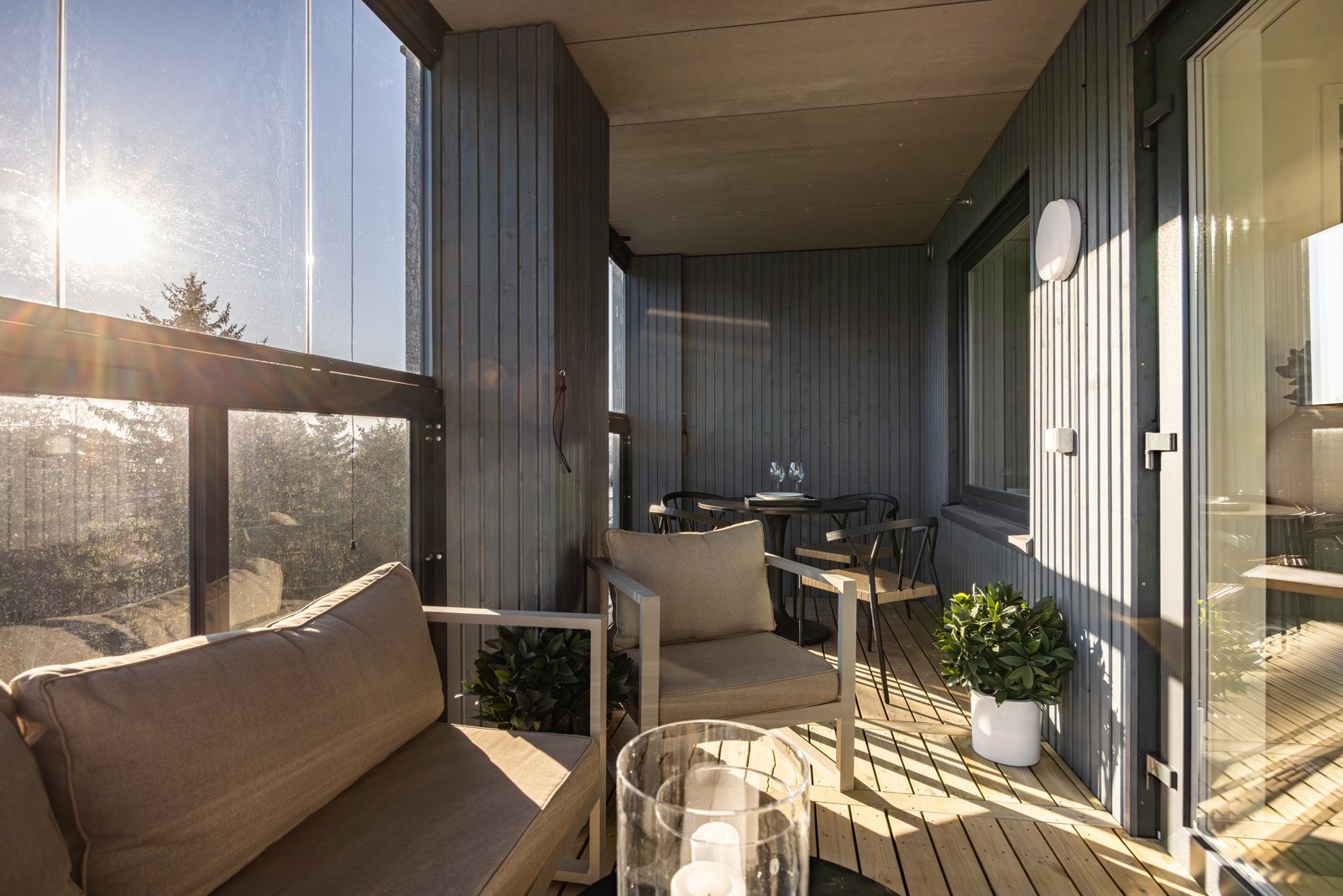 Enorm, innglasset balkong på hele 11m² som har gode sol/lysforhold og fin utsikt mot skogen utenfor Galleribilde