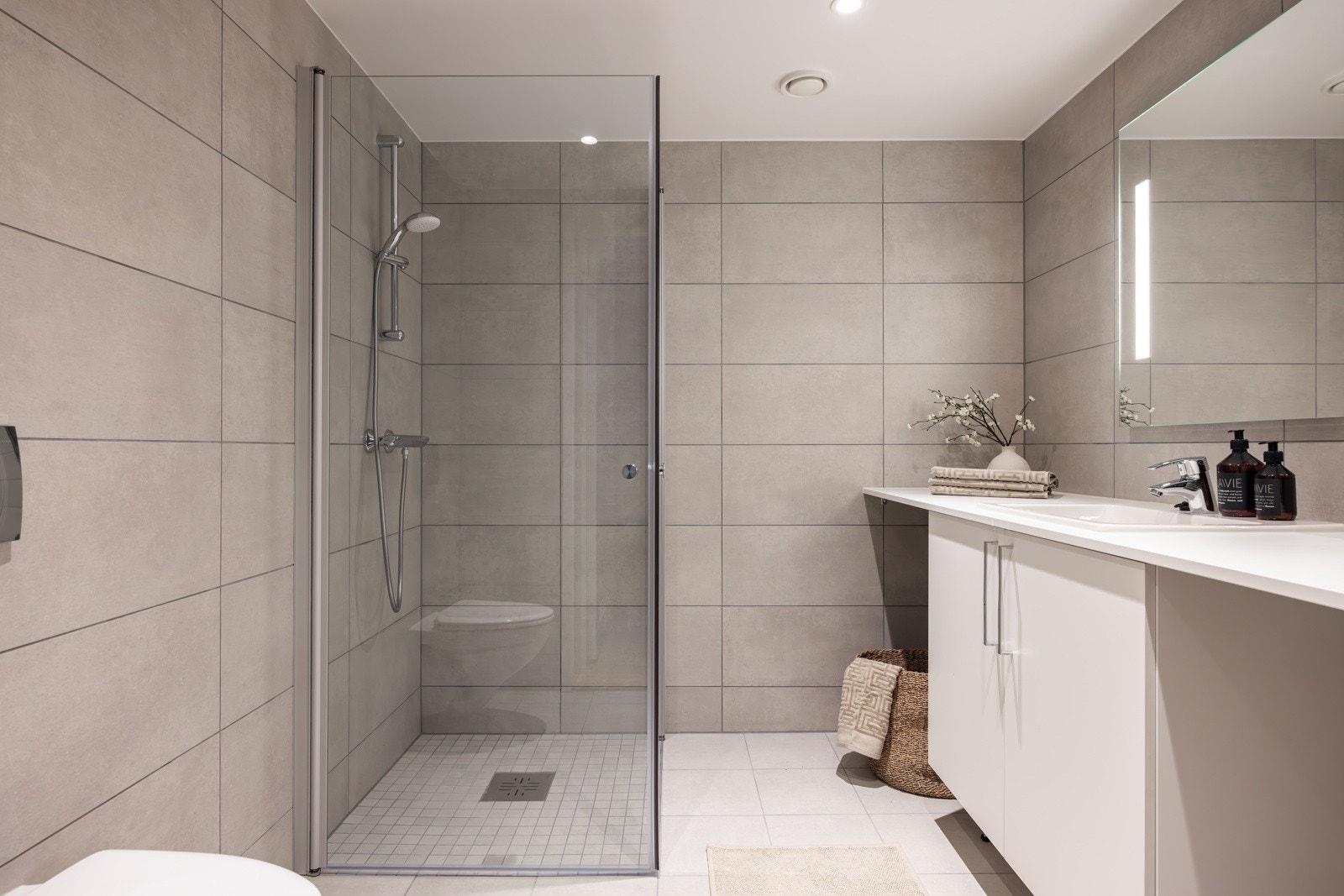 Smakfullt bad med flislagte overflater og varmekabler i gulv. Galleribilde