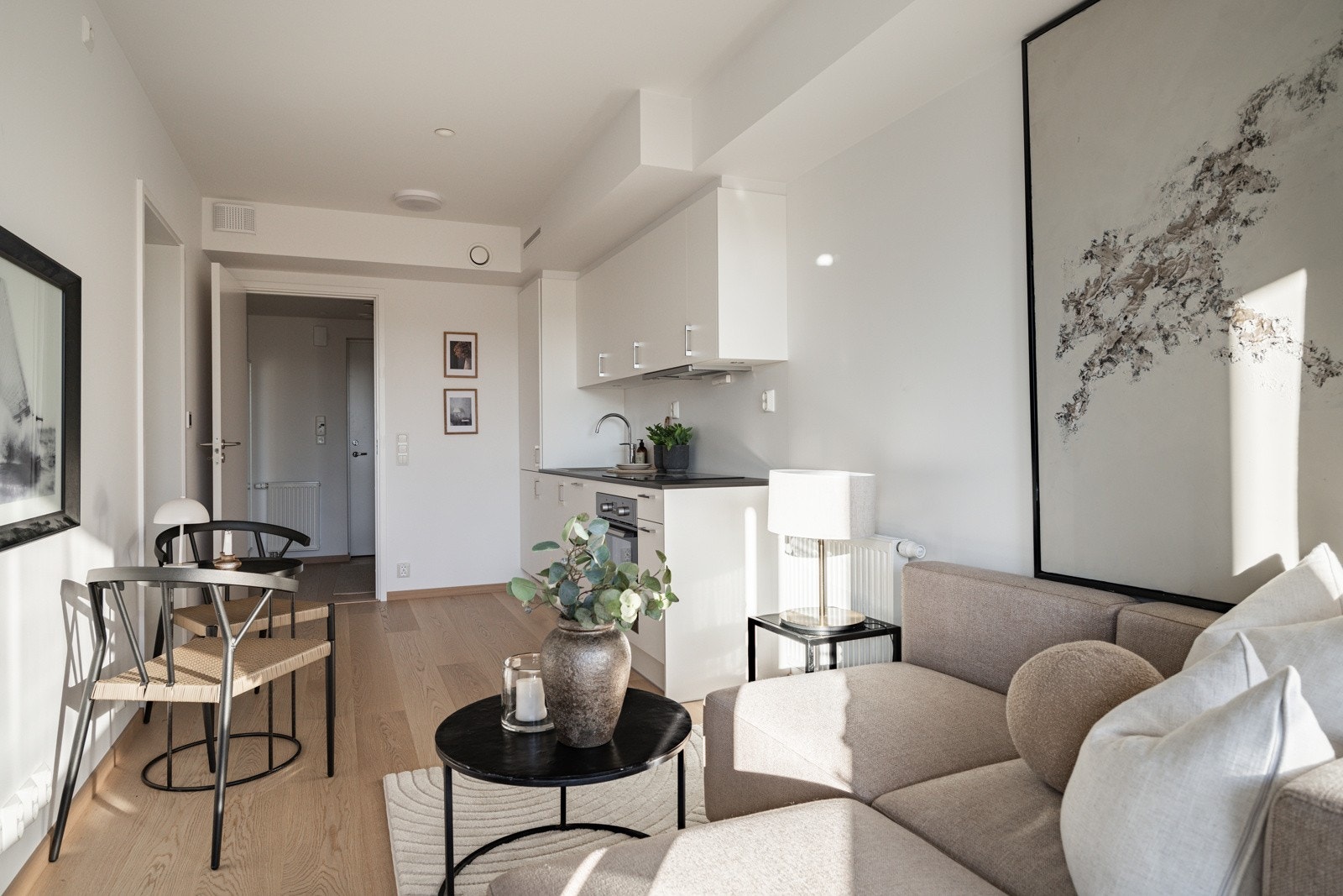 Stuen føles luftig og hyggelig takket være de gode lys og solforholdene Galleribilde