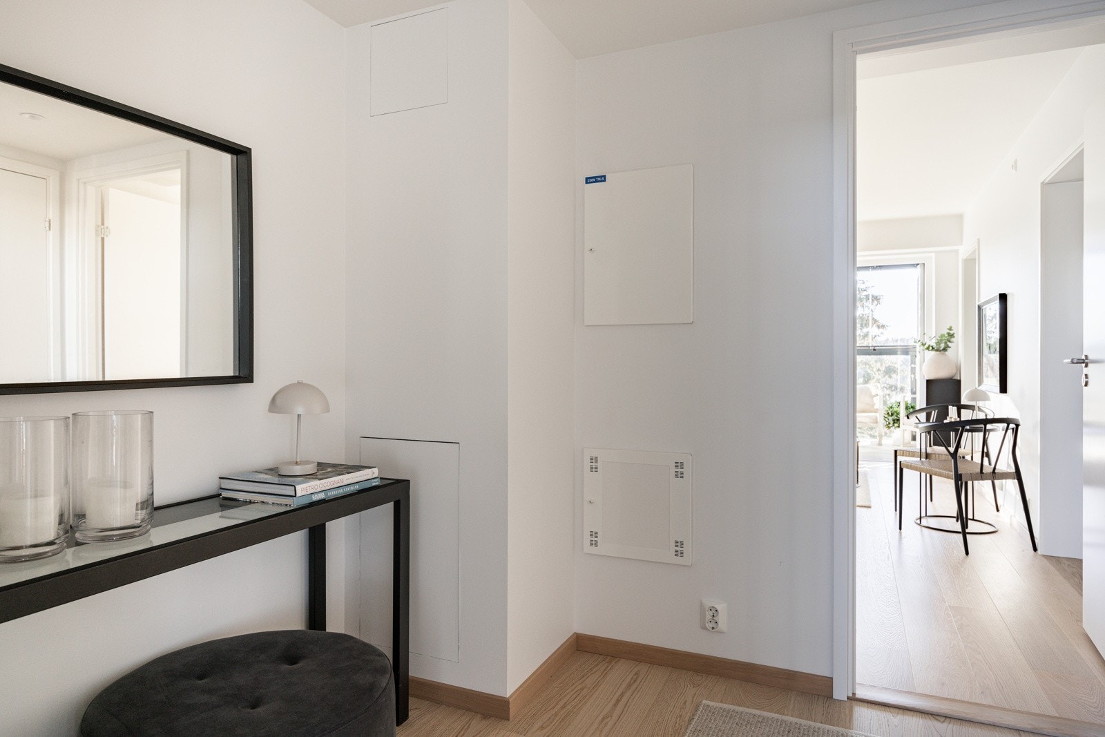 Romslig entre med god plass til garderobe. Galleribilde