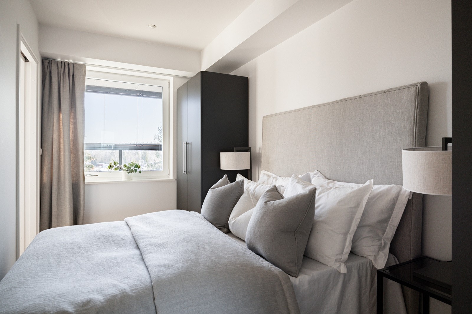 Leiligheten har ett soverom med samme høye kvalitet og standard som resten av boligen; Lysmalte vegger, 1-stavs hvitpigmentert parkett og et stort vindu som gir rikelig lysinnslipp. Galleribilde