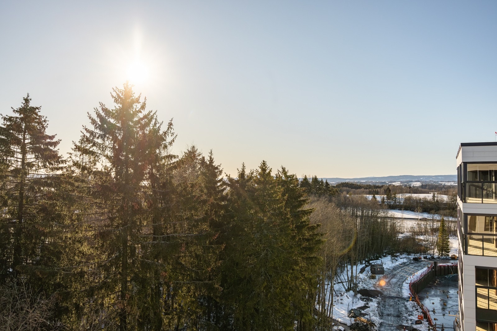 Enorm, innglasset balkong på hele 11m² som har gode sol/lysforhold og fin utsikt mot skogen utenfor Galleribilde