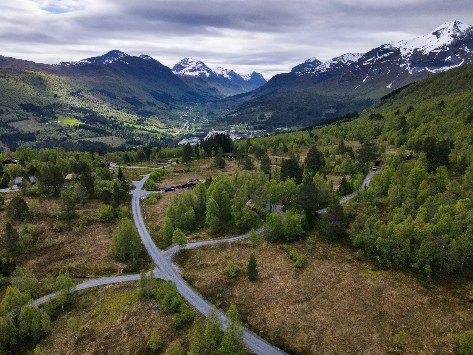 Dronefoto over tomteområdet. Flott utsikt nedover Strandadalen Galleribilde