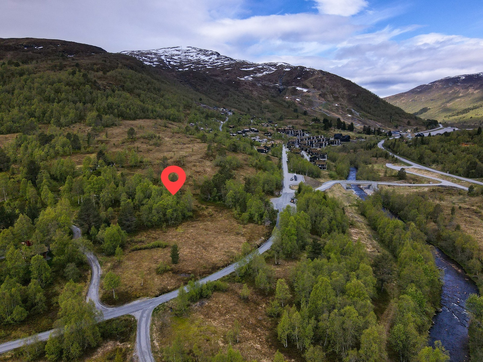 Dronefoto over tomteområdet, her mot alpinanlegget. Tomt 3 markert (ca plassering) Galleribilde