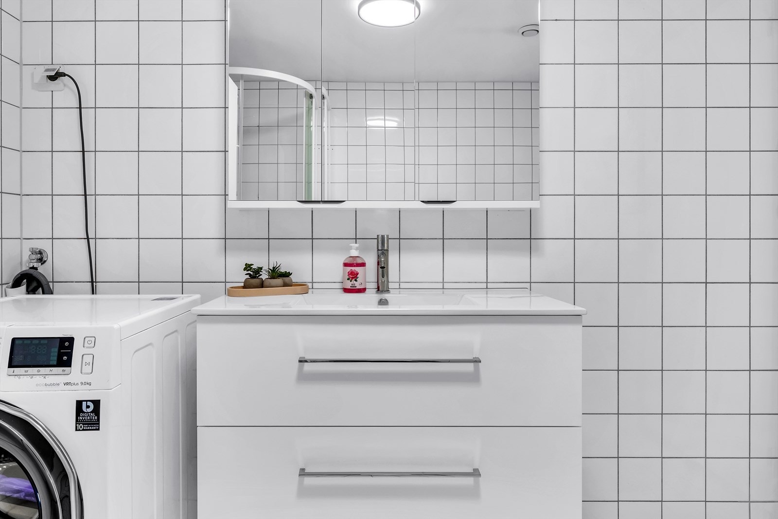 Pent flislagt bad med varmekabler i gulv. Galleribilde