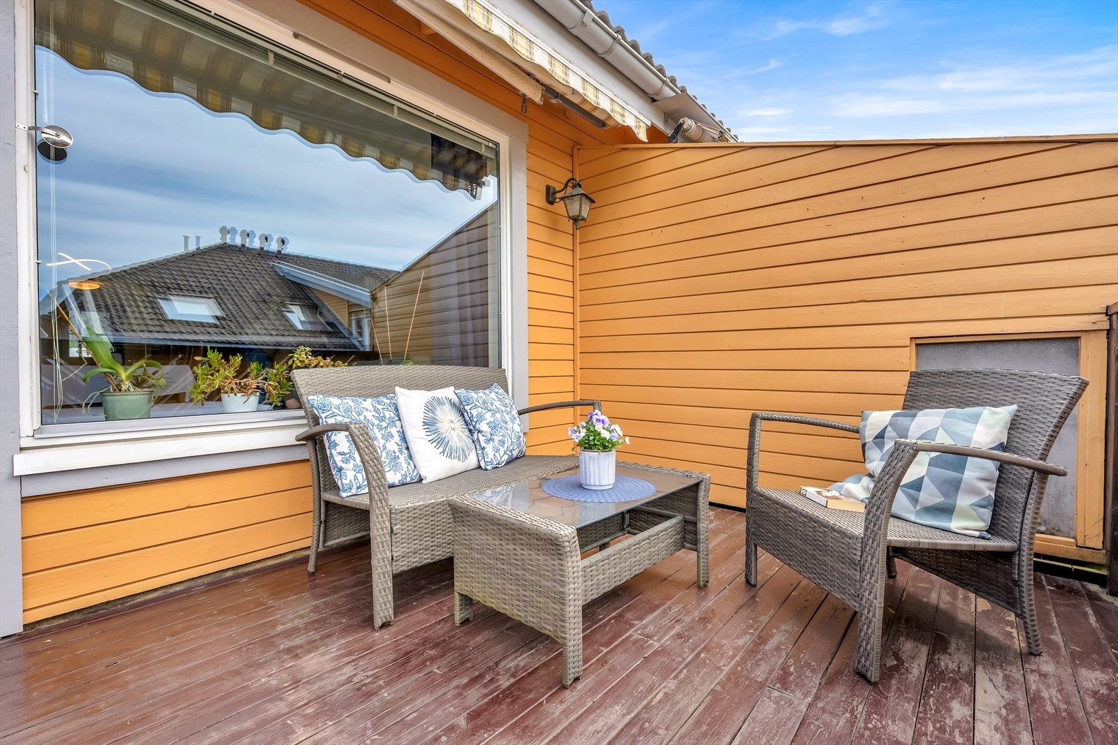 Fra stuen er det direkte utgang til en romslig terrasse. Galleribilde