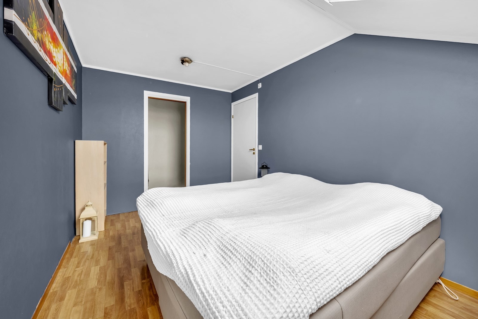Hovedsoverommet er direkte tilknyttet et praktisk garderoberom som kan innredes som walk in closet. Galleribilde