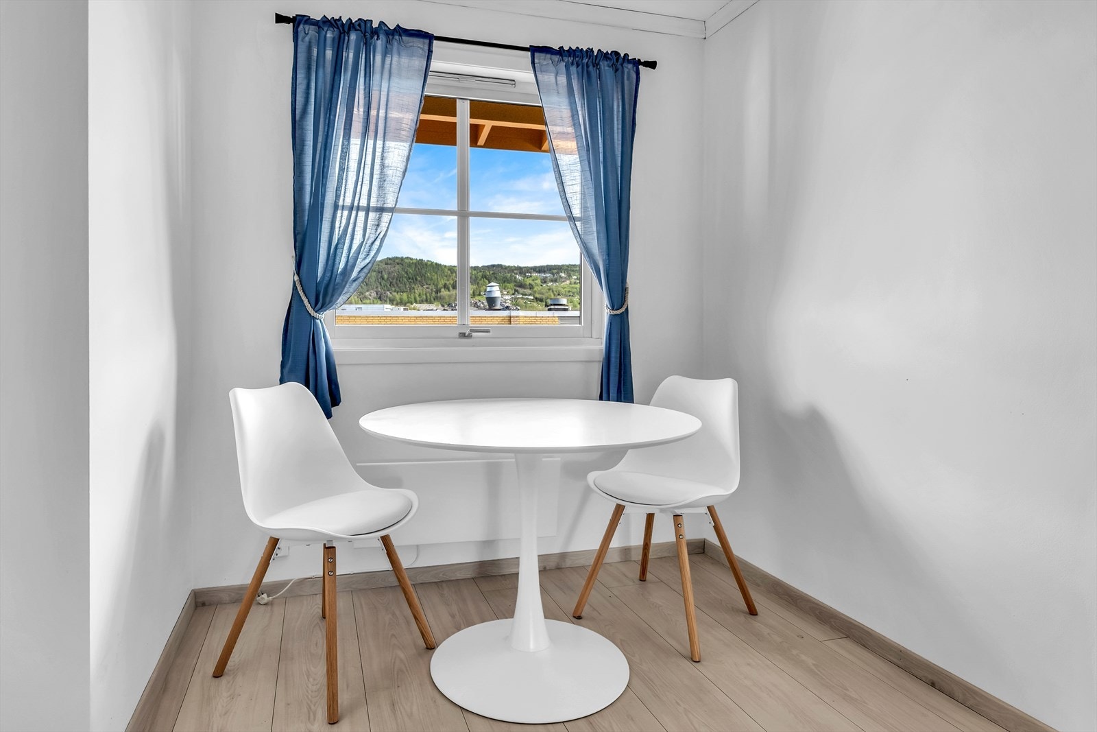 Det er rom for en hyggelig spisegruppe på kjøkkenet, der en kan sitte å nyte frokosten. Galleribilde