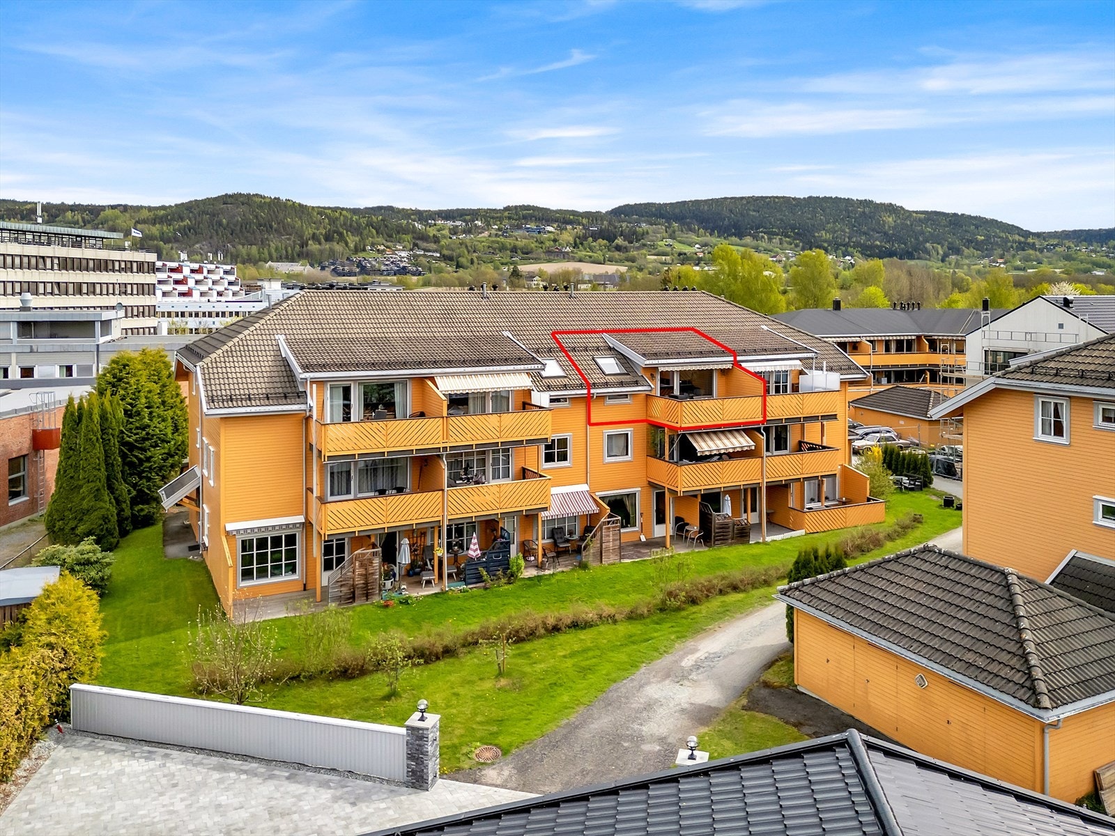 Lys og romslig 3-roms toppleilighet i Lierbyen - Vestvendt uteplass - Attraktiv og pendlervennlig beliggenhet! Galleribilde