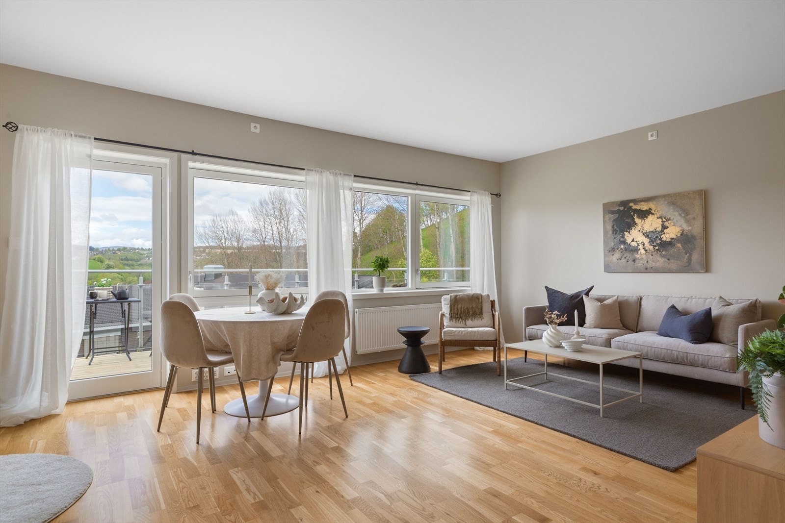 Det er rikelig med plass til både sofagruppe, TV-møblement og spisebord. Galleribilde