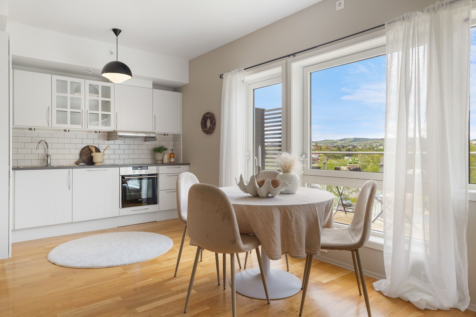 Her er det rom for både hverdagslige måltider og hyggelige middager med gjester. Galleribilde