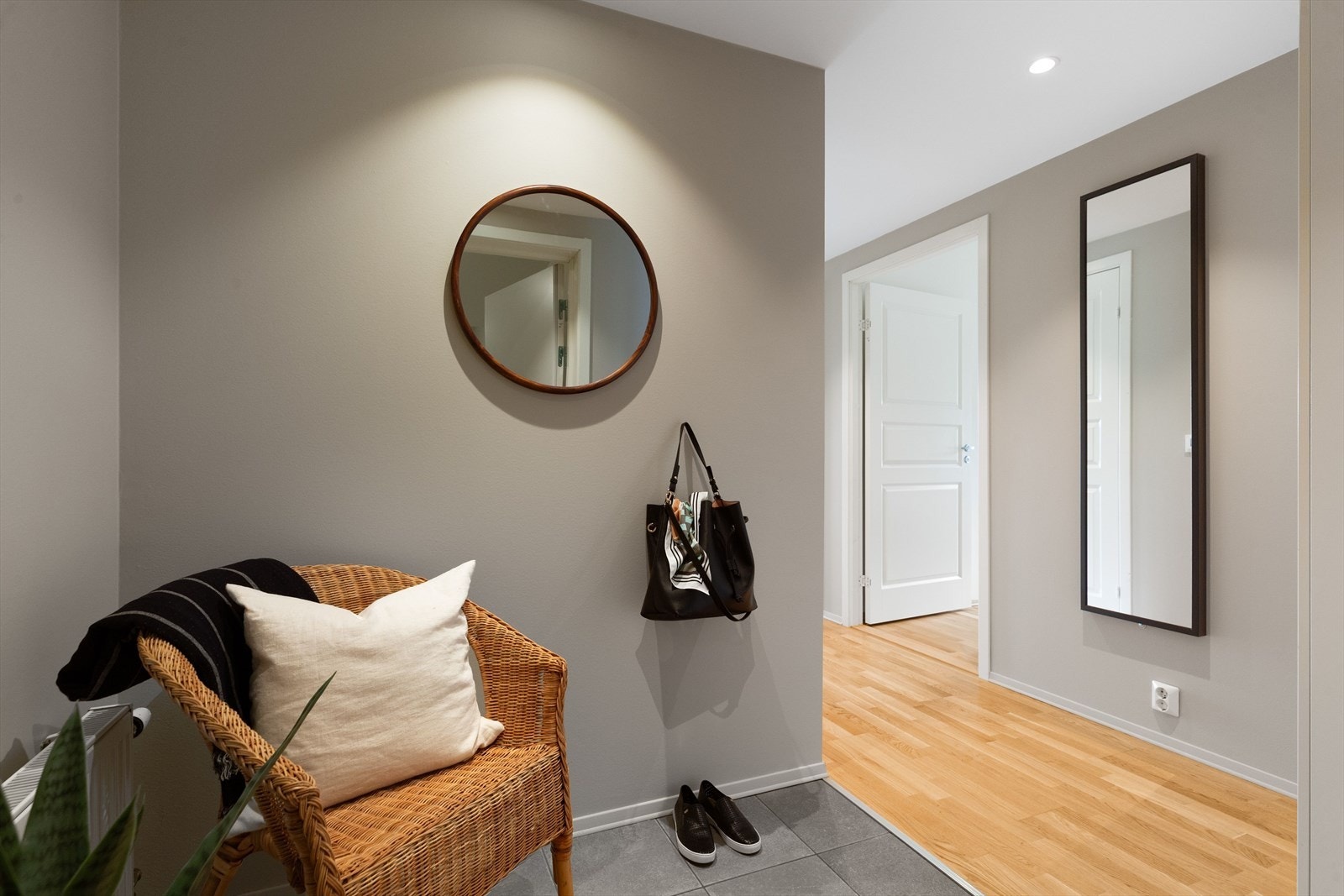 Velkommen inn til en lys og innbydende entré med god plass til oppheng av yttertøy og sko. Galleribilde