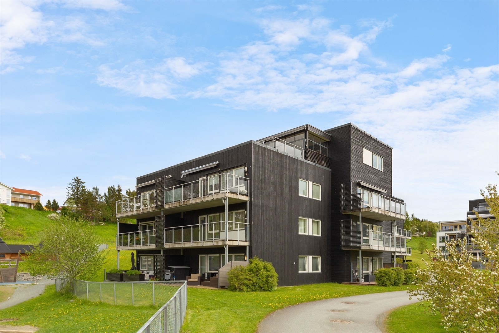 Her bor man i grønne og skjermede omgivelser, samtidig som man har kort vei til daglig servicetilbud, offentlig transport og flotte rekreasjonsområder. Galleribilde