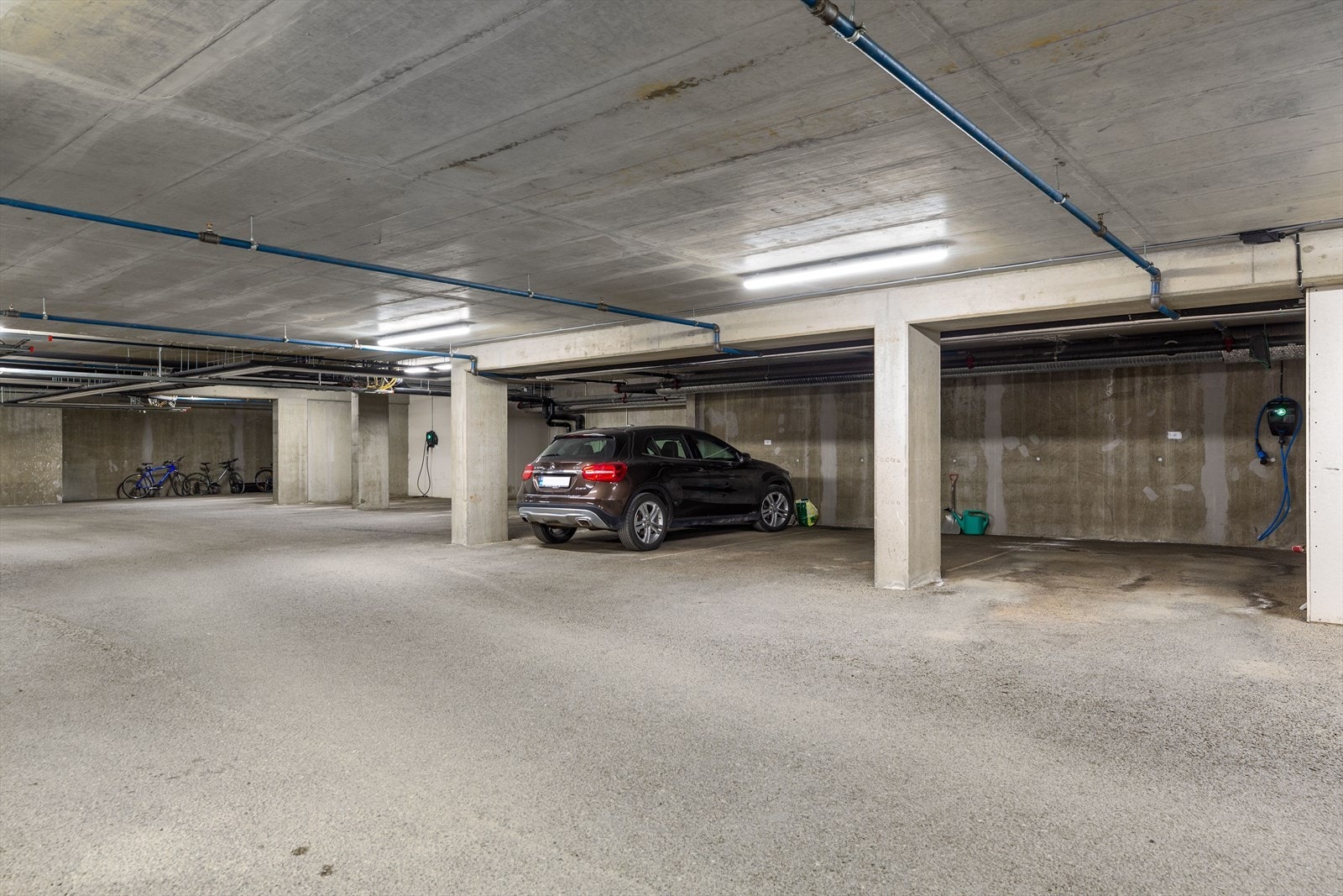Man disponerer en biloppstillingsplass i garasjekjeller med enkel adkomst via heis. Galleribilde