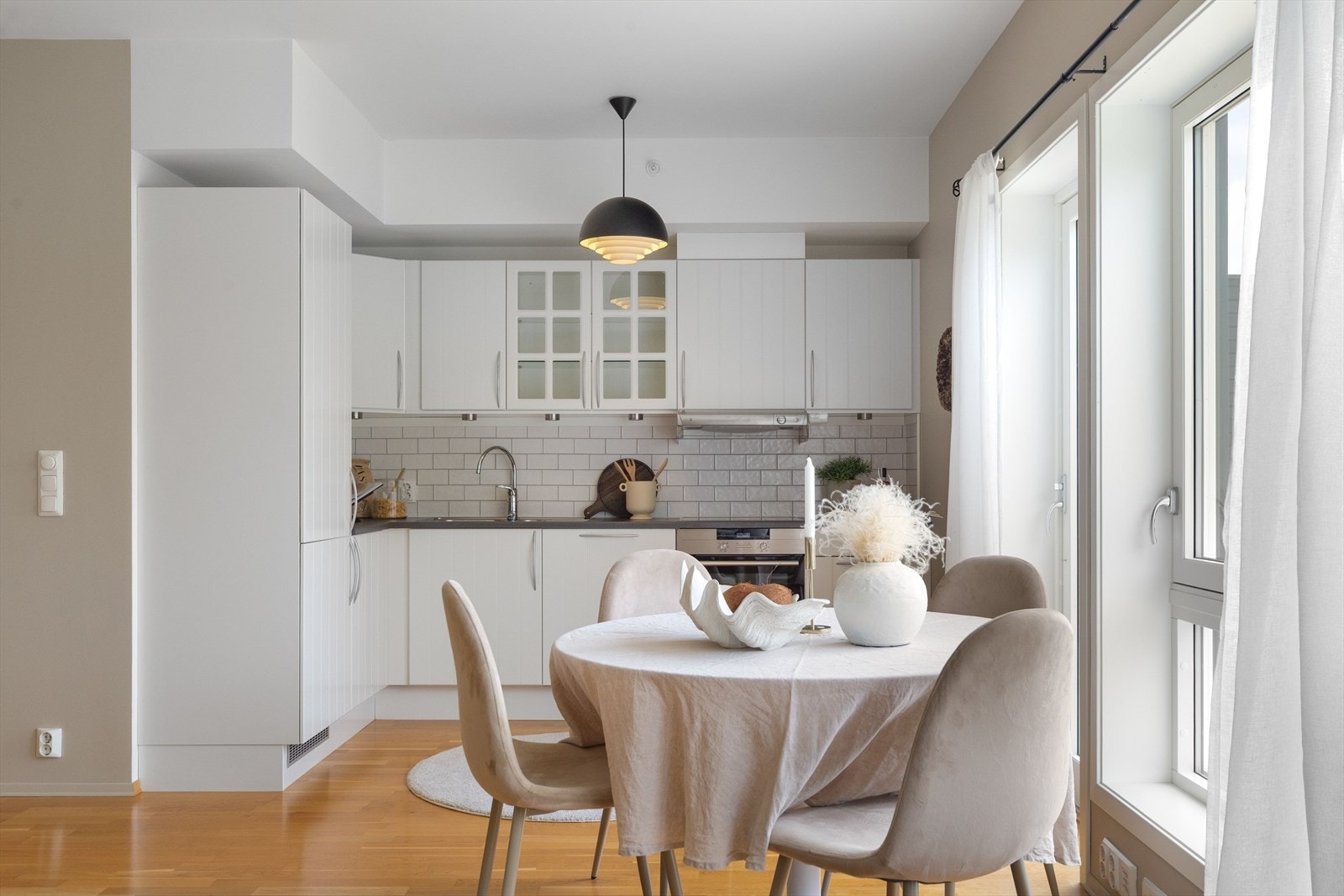 Løsningen er praktisk med integrerte hvitevarer og god benkeplass, og har en naturlig overgang til spisestuen. Galleribilde