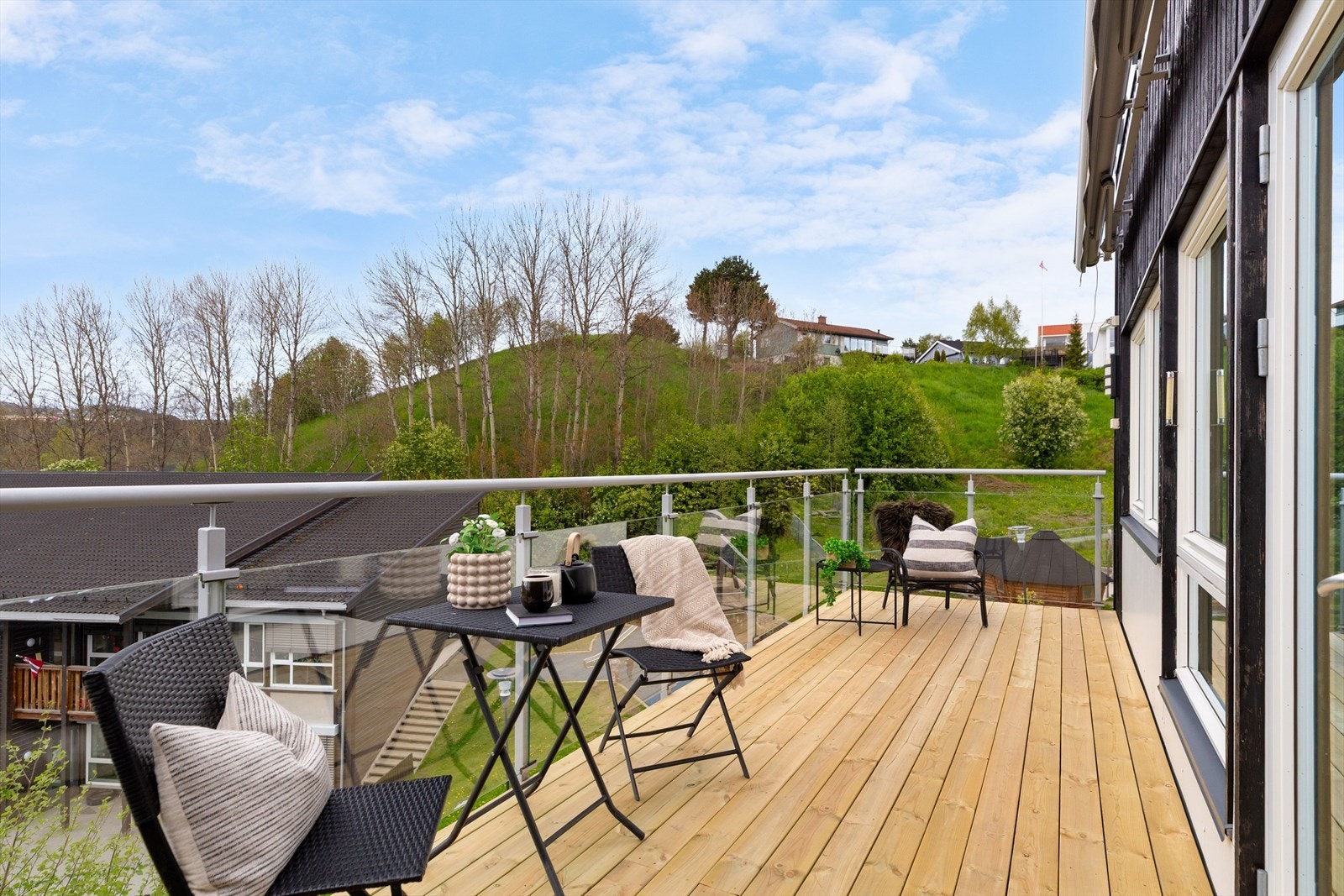 Uteplassen er en forlengelse av oppholdsrommet og passer perfekt for både avslapning og små sammenkomster. Galleribilde