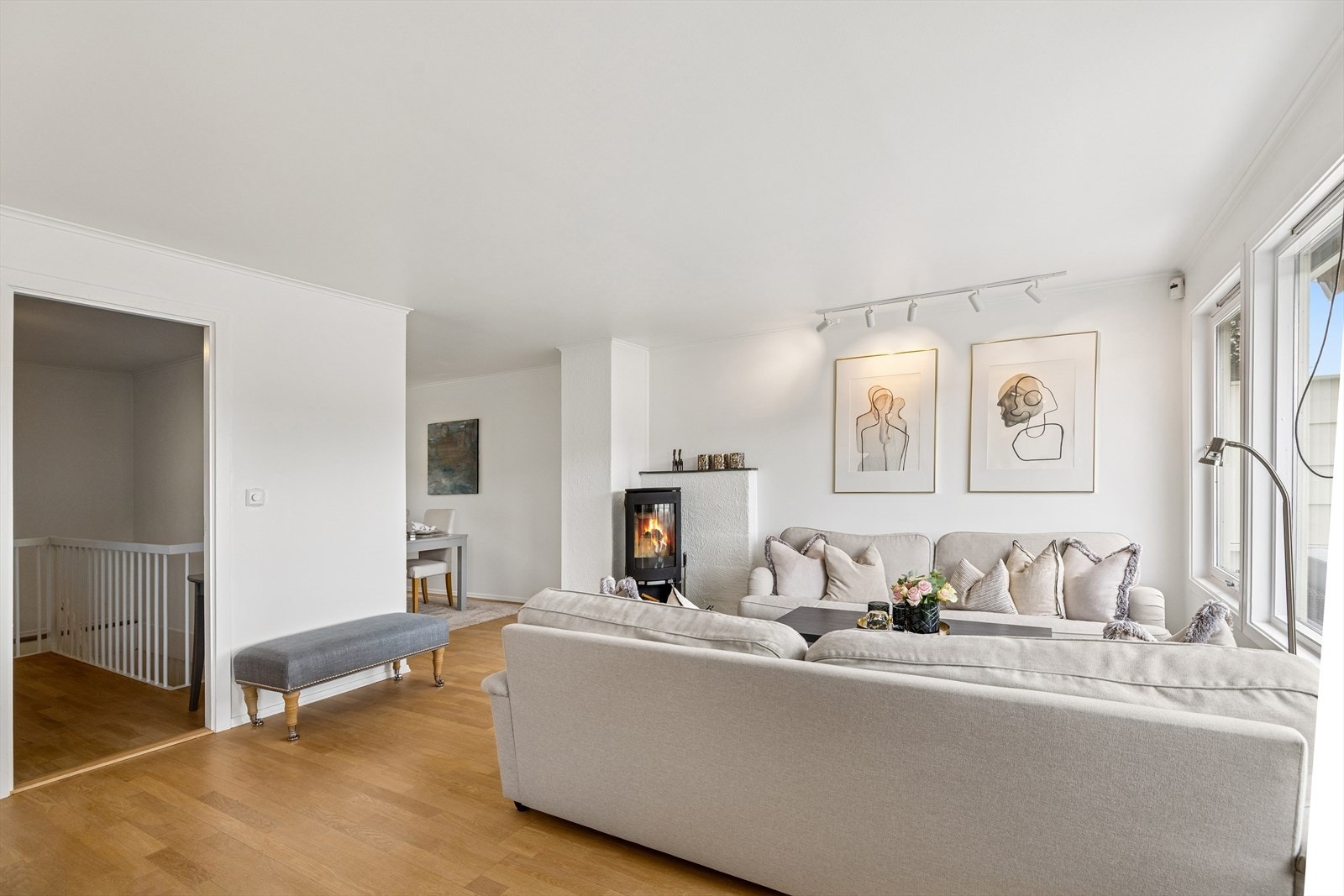 God plass til å innrede med spisegrupper og sofagruppe. Galleribilde