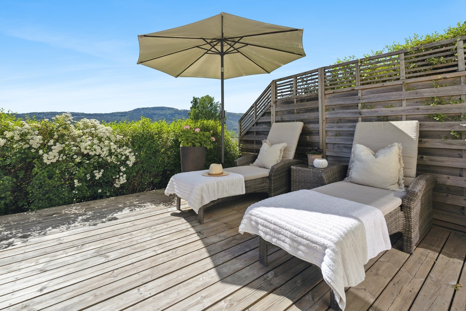 Her er det god plass til diverse utemøblement. Galleribilde