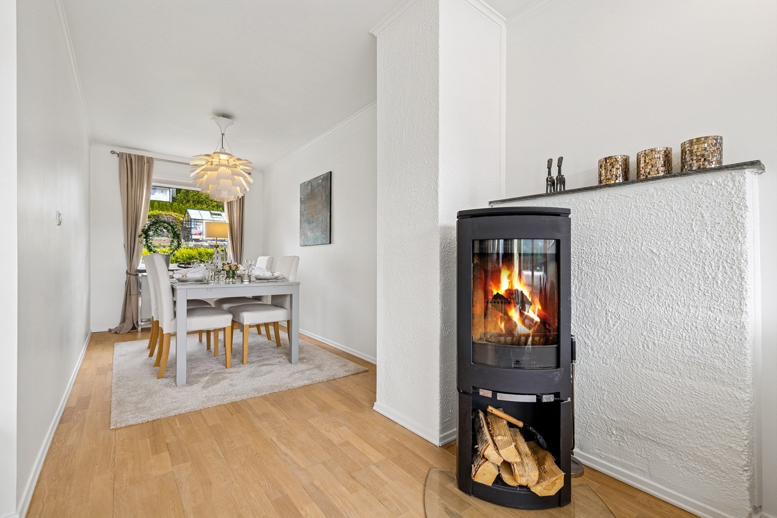 Det er i oppholdsrommet etablert peisovn, noe som bidrar til lun stemning og god varme på de kjølige dagene. Galleribilde