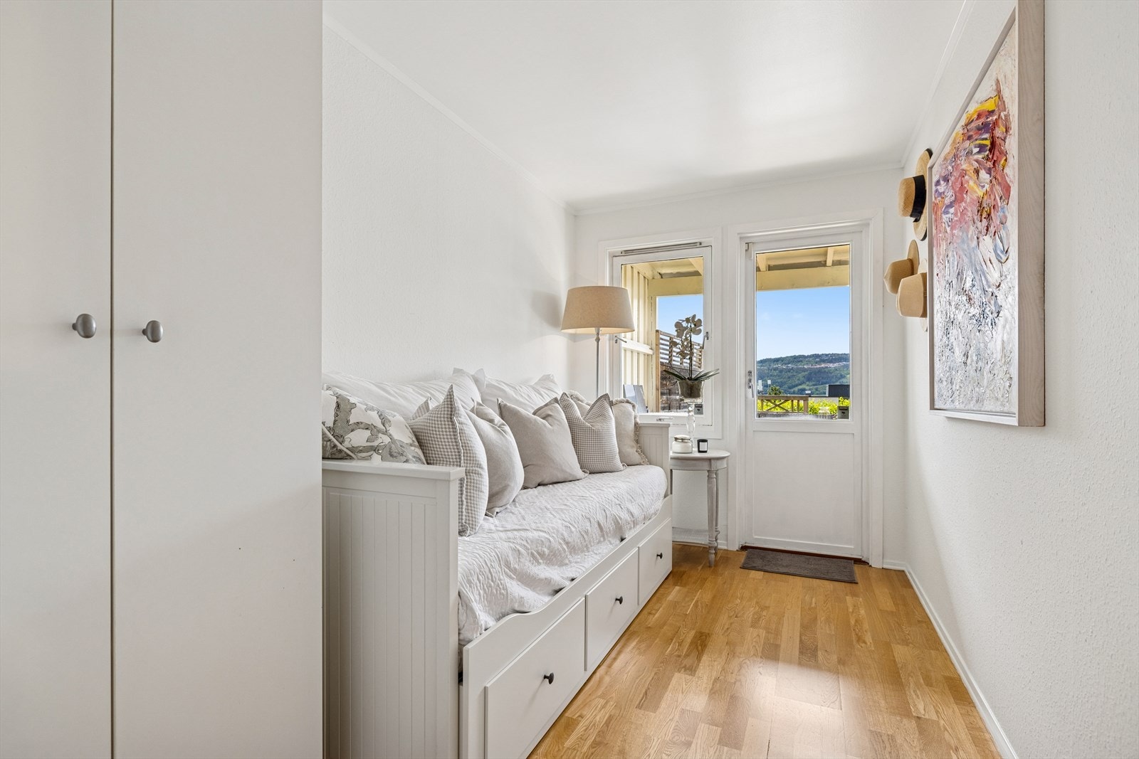 Soverom nr. 3 har adkomst ut til en flott terrasse av god størrelse. Galleribilde