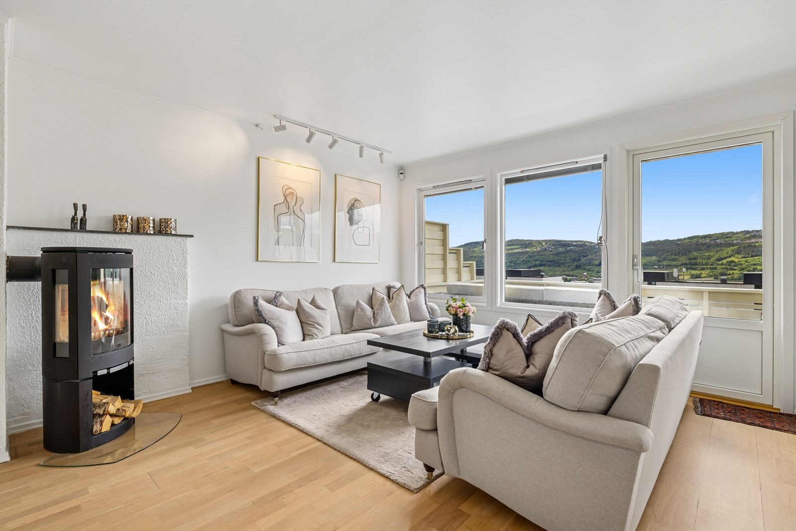 Rekkehus fra 1981, over to plan i et veletablert borettslag. Galleribilde