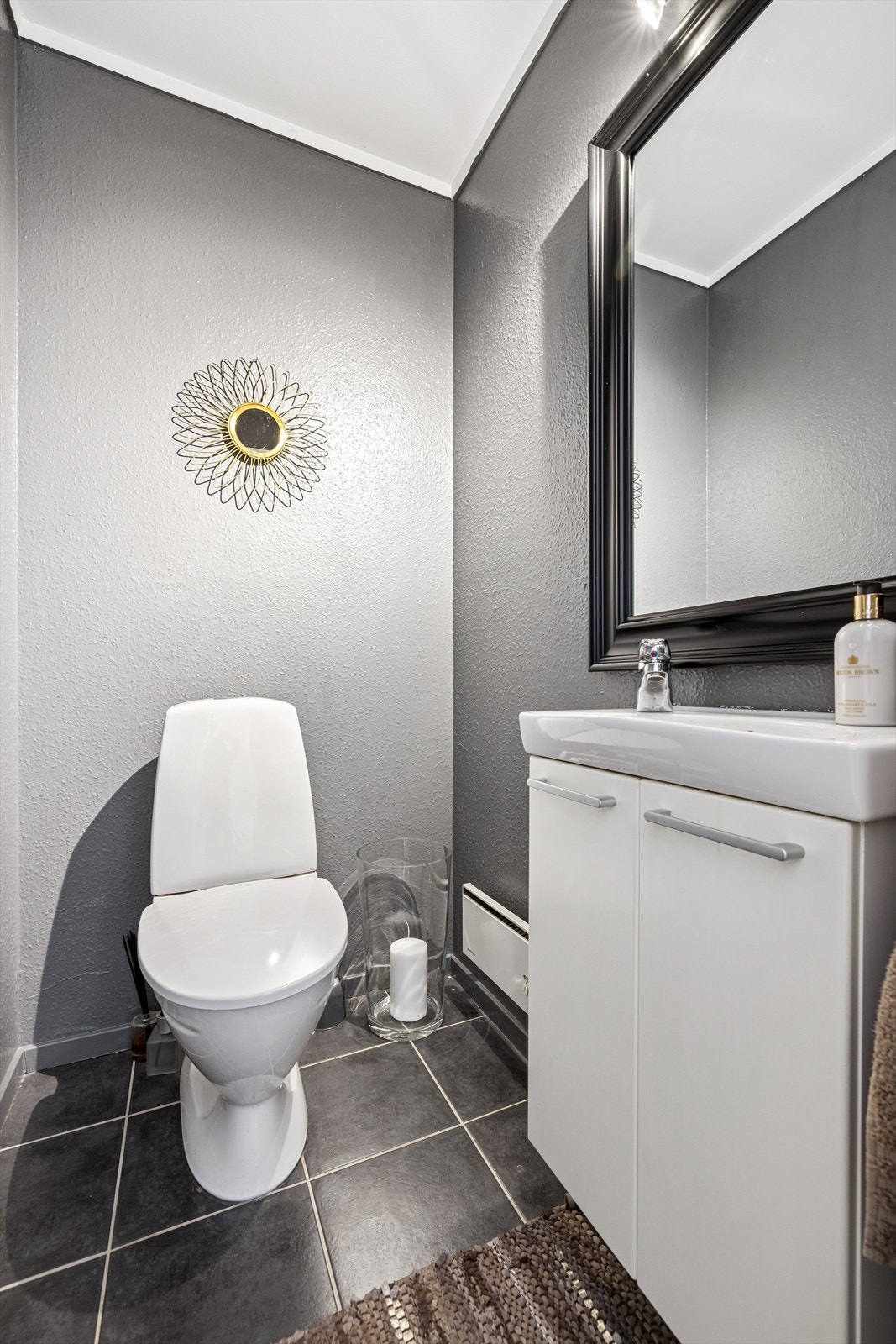 Hjemmets hovedplan kan skilte med et praktisk gjestetoalett ved entréen. Galleribilde