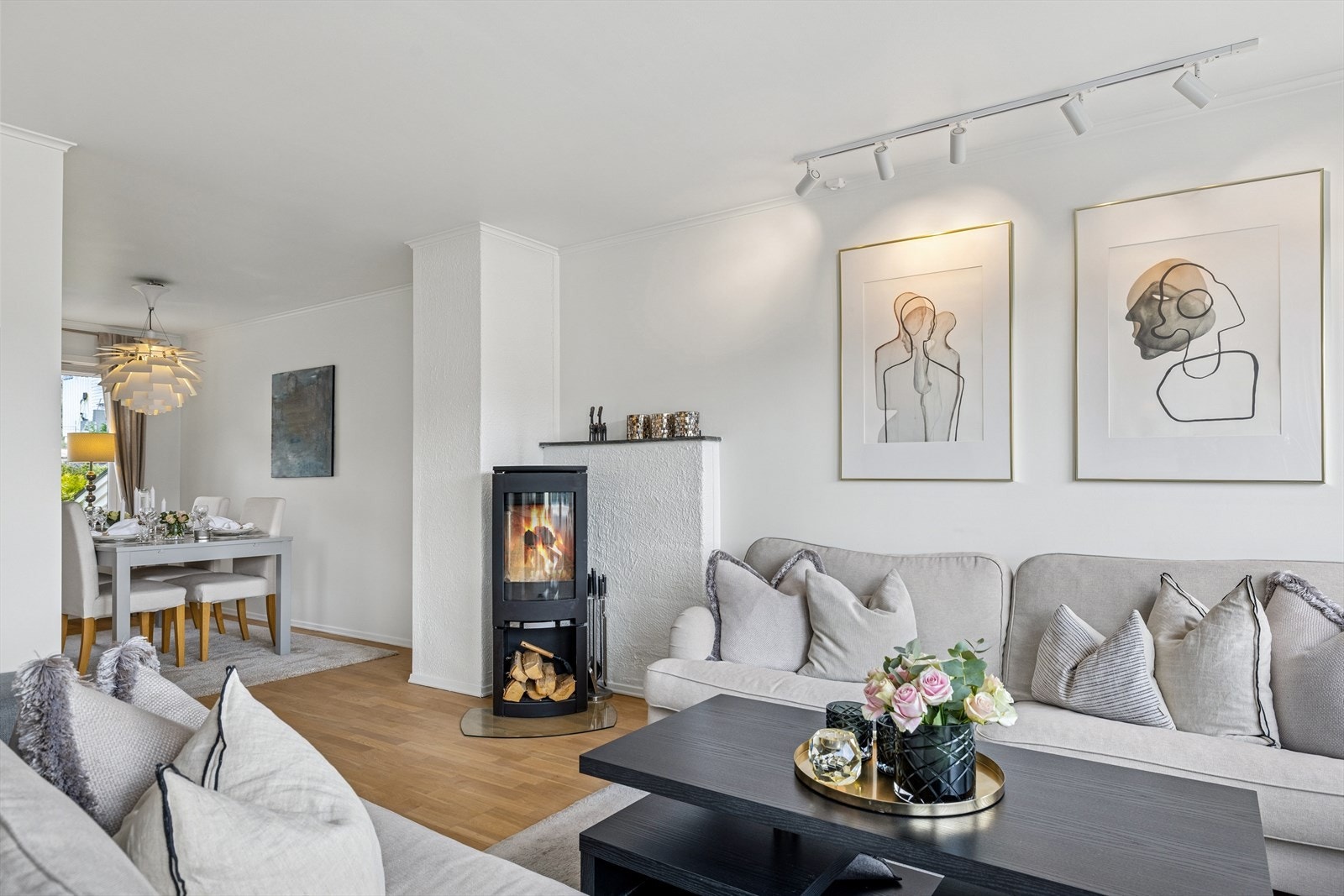 Rommet har parkett på gulvet og lyse veggflater. Galleribilde