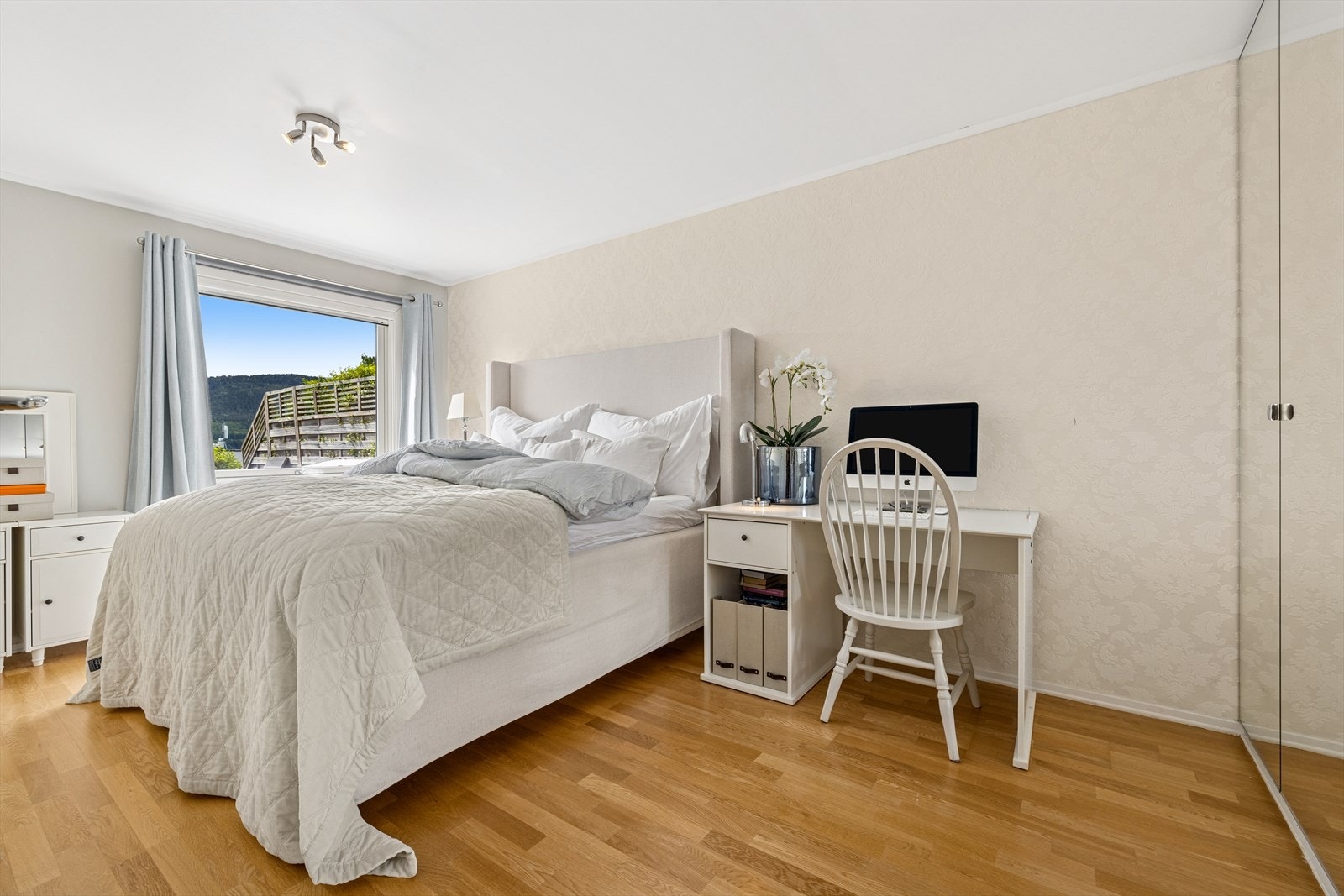 Hovedsoverommet er av god størrelse med plass til dobbeltseng og garderobe. Galleribilde