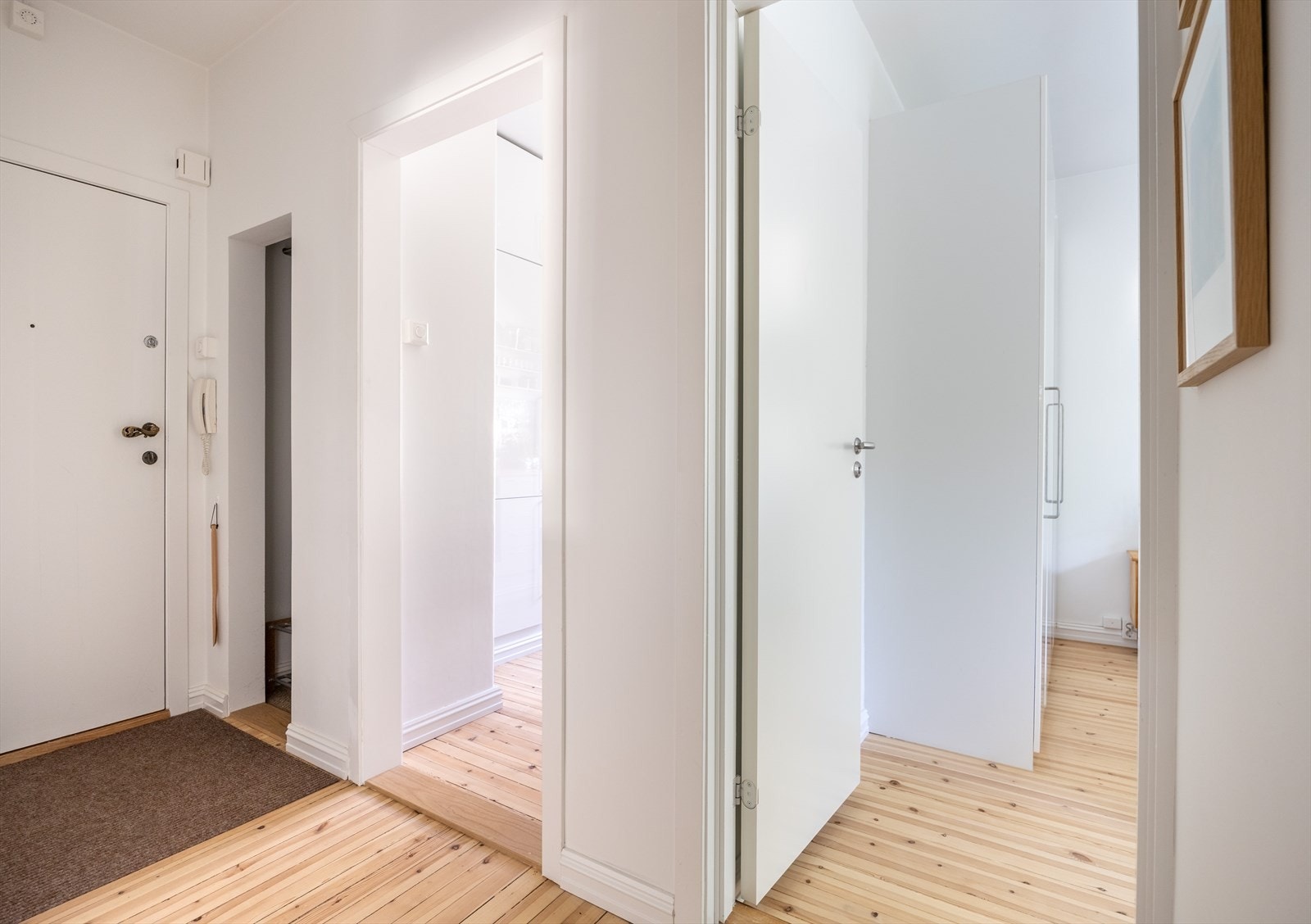 Romslig entrè med adkomst til alle rommene i leiligheten Galleribilde