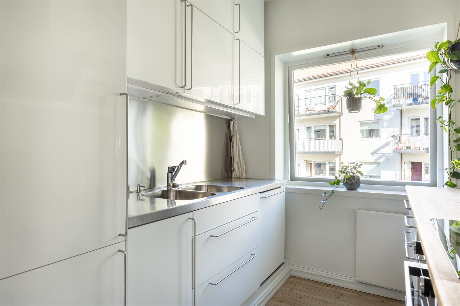 Induksjonstopp, stekeovn, oppvaskmaskin og kjøl/frys er integrert i innredningen Galleribilde