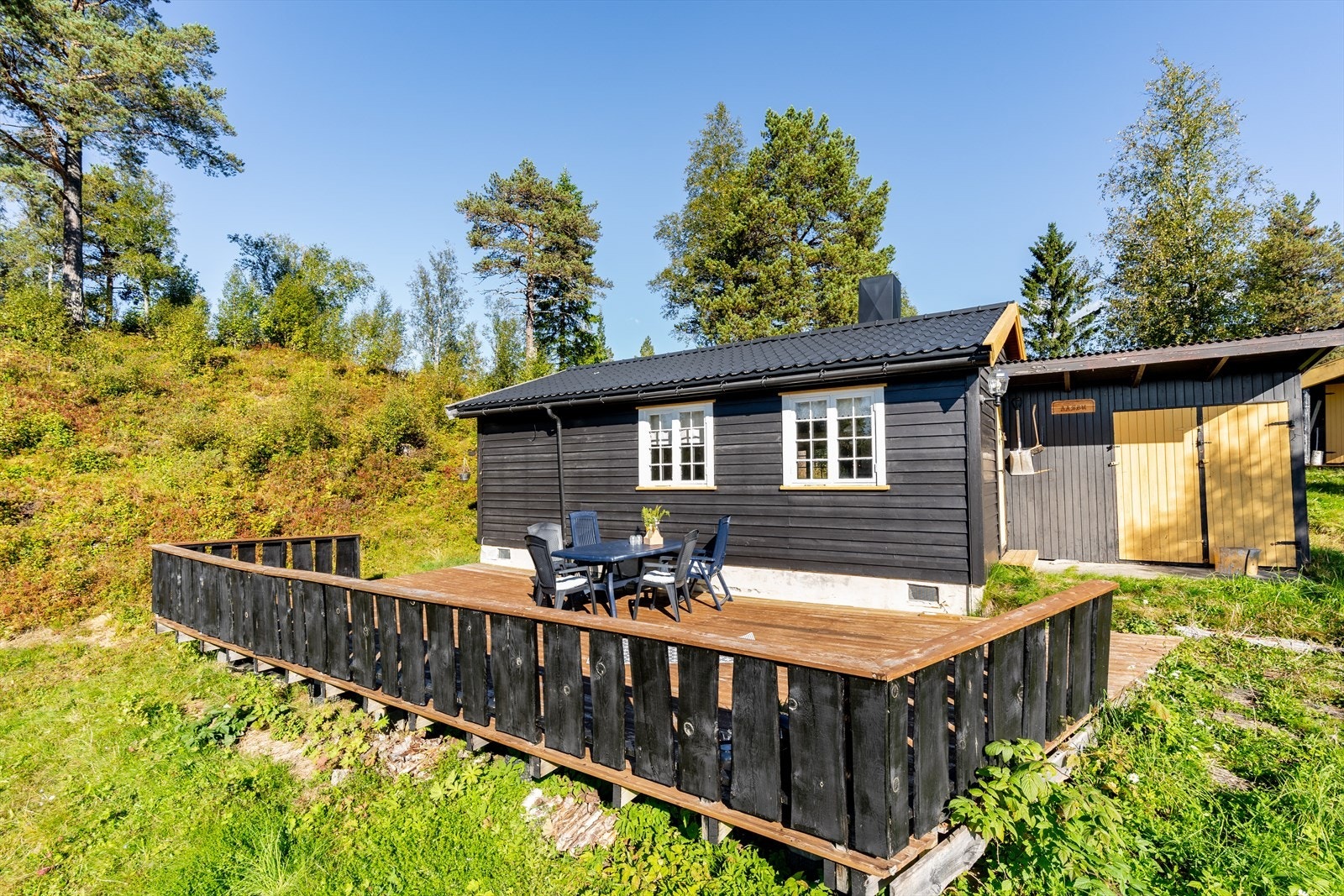 Stor terrasse med gode sol- og utsiktsforhold. Galleribilde