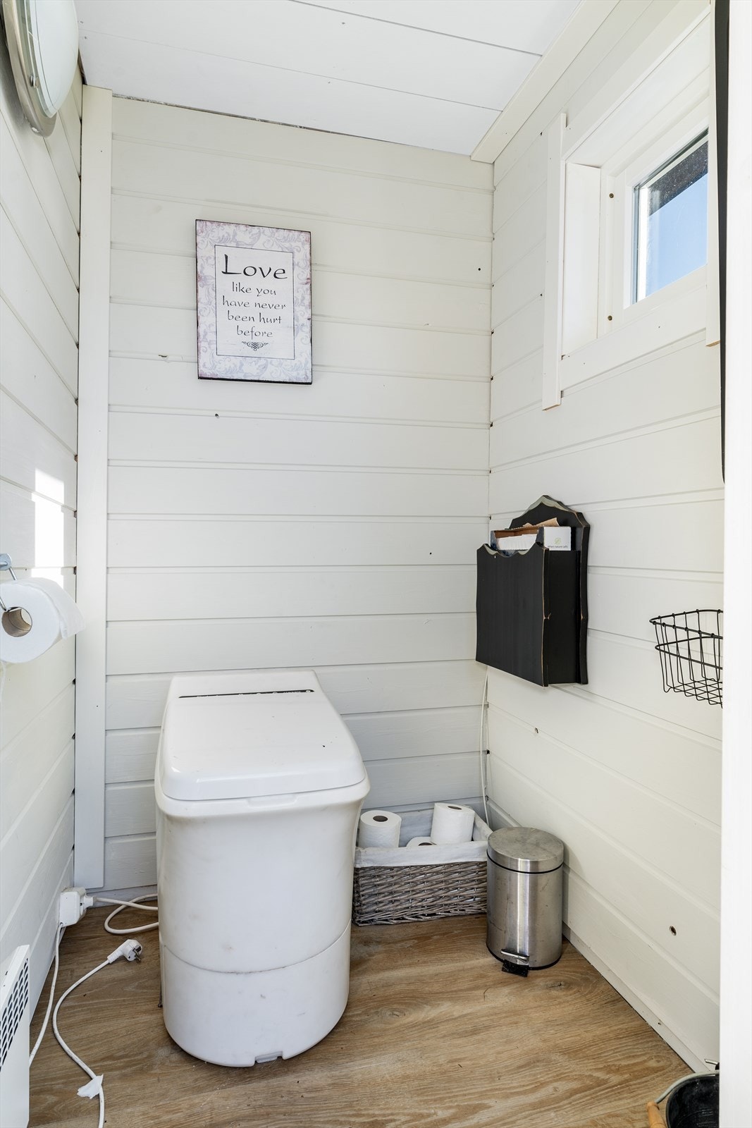 Toalettrom i uthus. Galleribilde