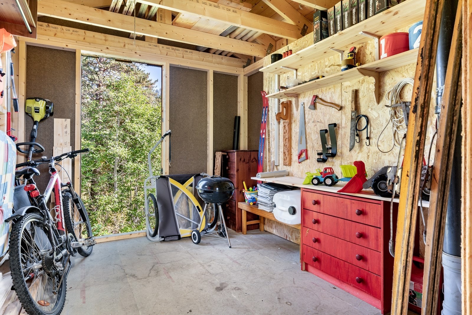 Uthus med masse lagerplass. Galleribilde