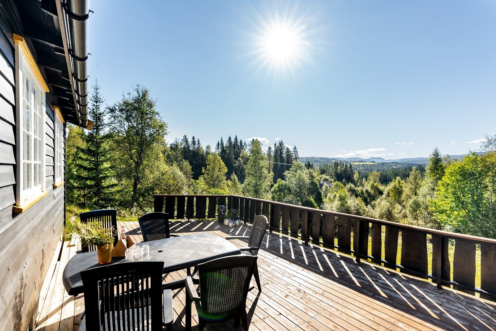 På hyttas sørside er det en stor terrasse med gode solforhold. Galleribilde