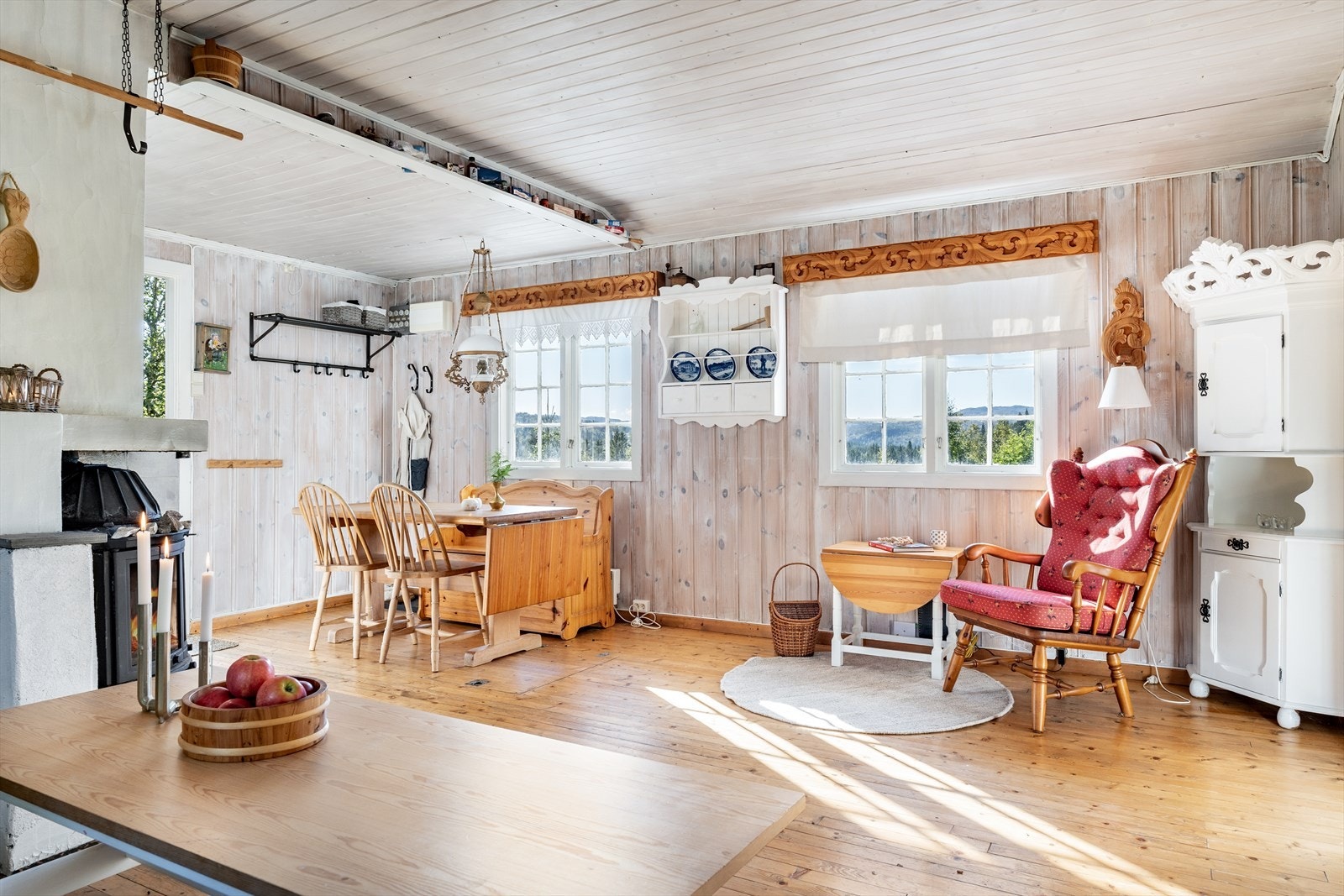 Stuen har åpenløsning til kjøkkenet, som skaper en bedre rom følelse. Galleribilde