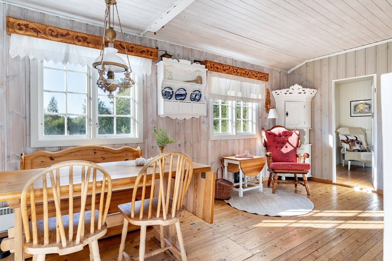 Stuen har flere vindusflater som gir godt med naturlig lys. Galleribilde