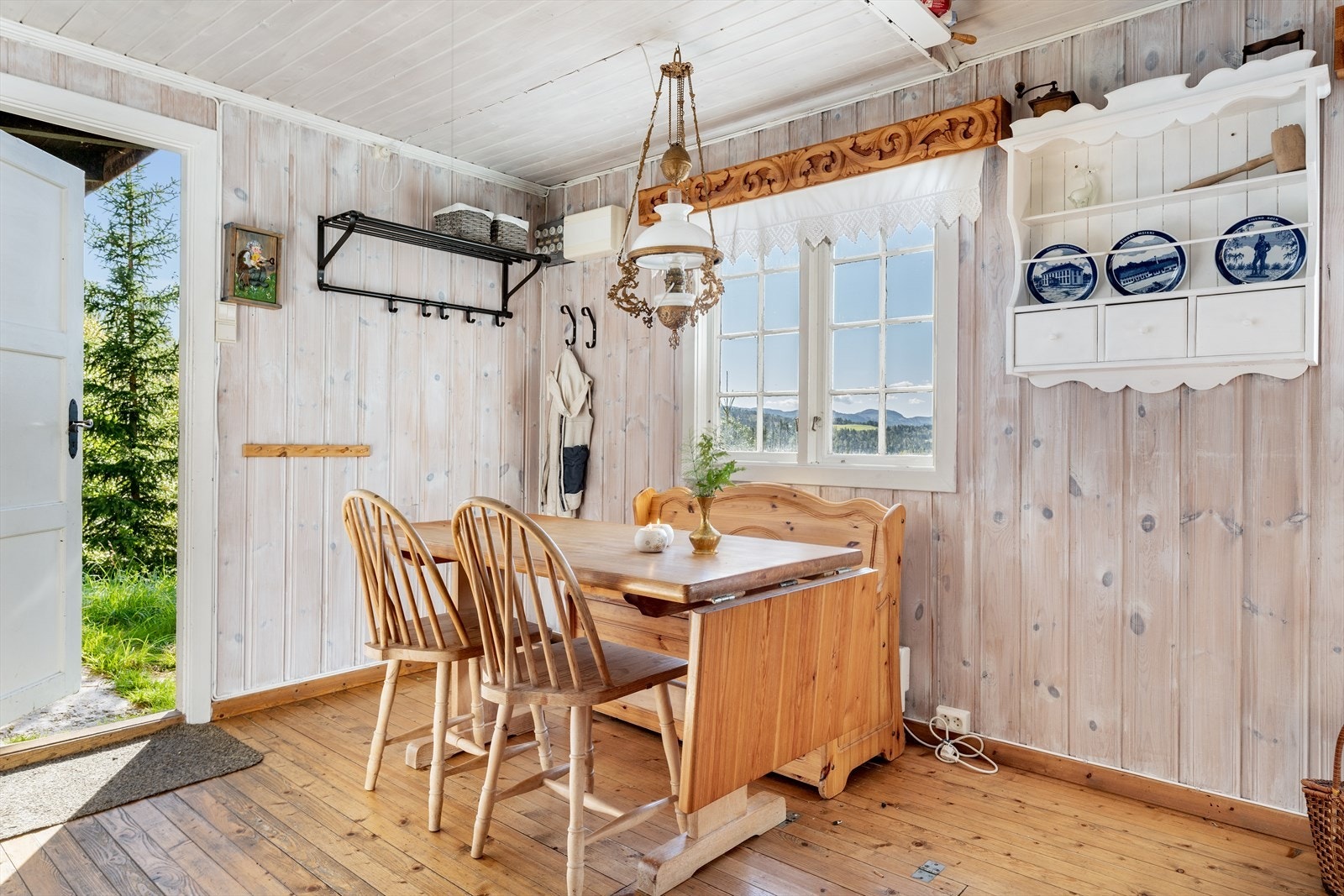 Ved kjøkkenet er det plass til ønsket spisebords innredning. Galleribilde